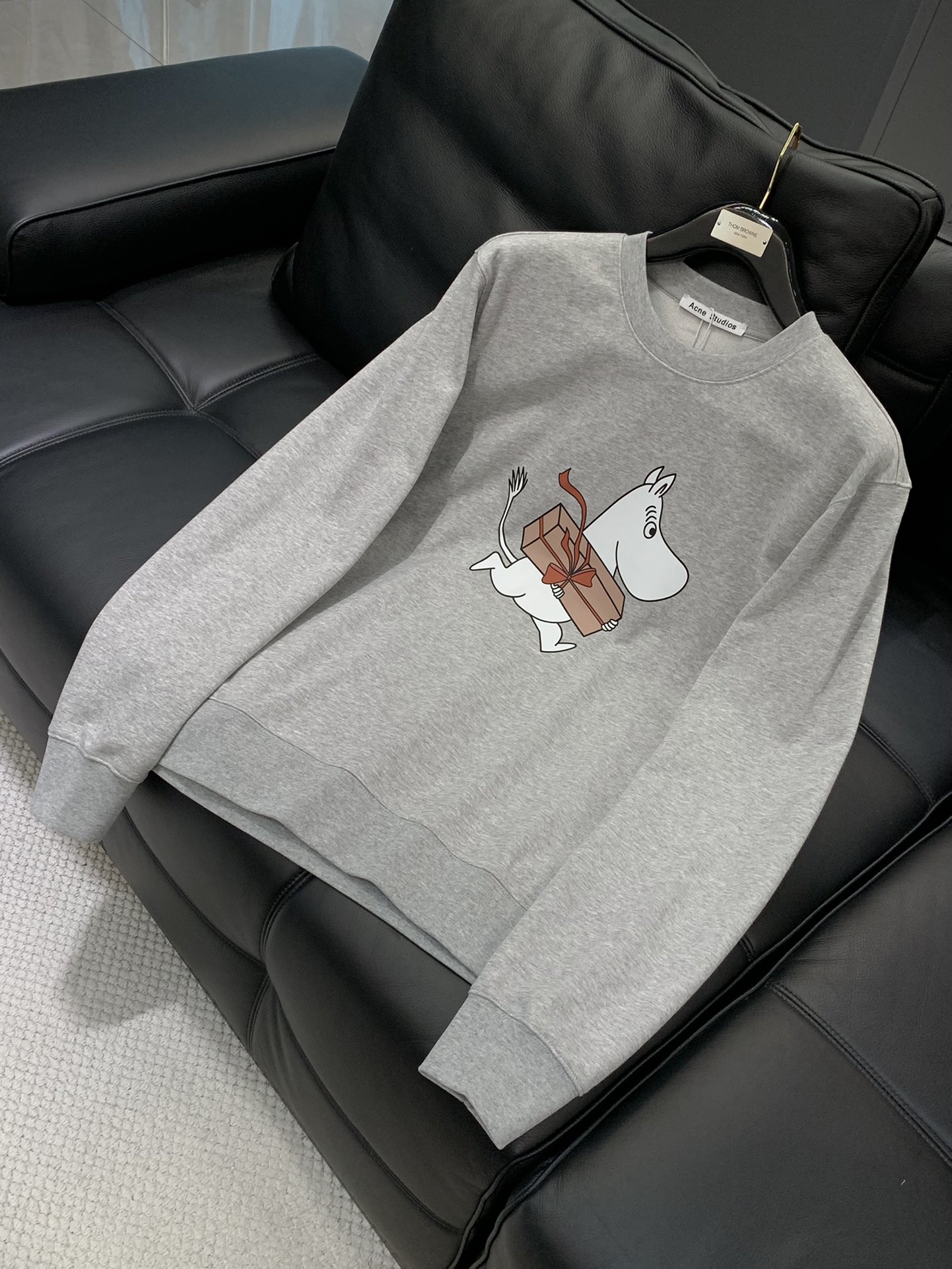 ，Acne Studios 瑞典时尚品牌，2025秋季最新款，时尚休闲圆领长袖卫衣，官网专柜同步有售，原