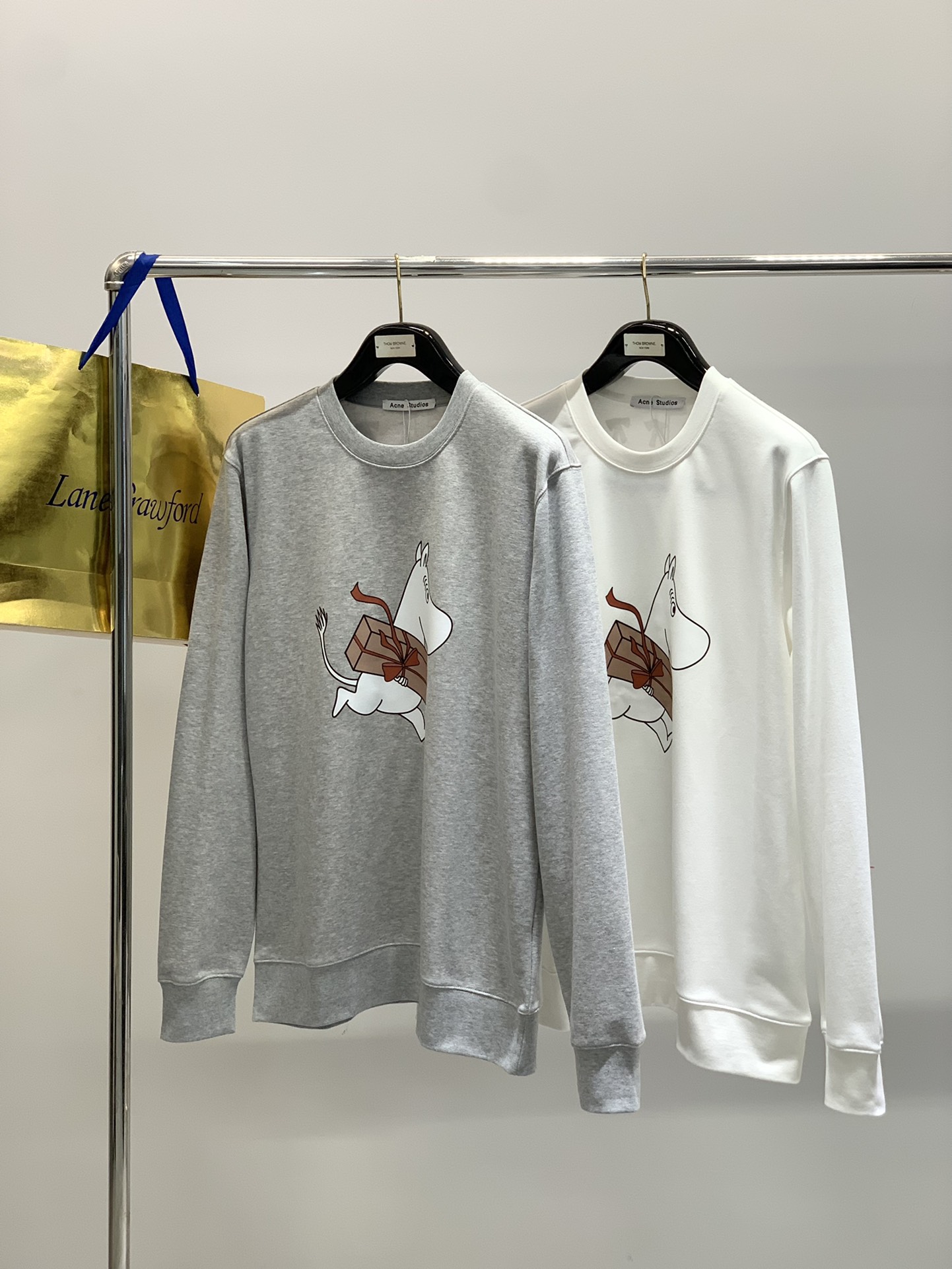 ，Acne Studios 瑞典时尚品牌，2025秋季最新款，时尚休闲圆领长袖卫衣，官网专柜同步有售，原