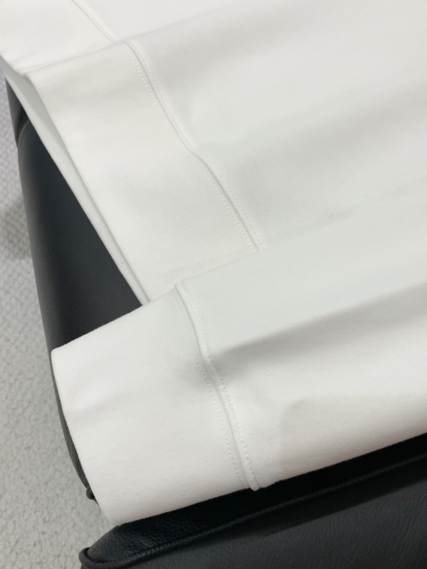 ，Acne Studios 瑞典时尚品牌，2025秋季最新款，时尚休闲圆领长袖卫衣，官网专柜同步有售，原