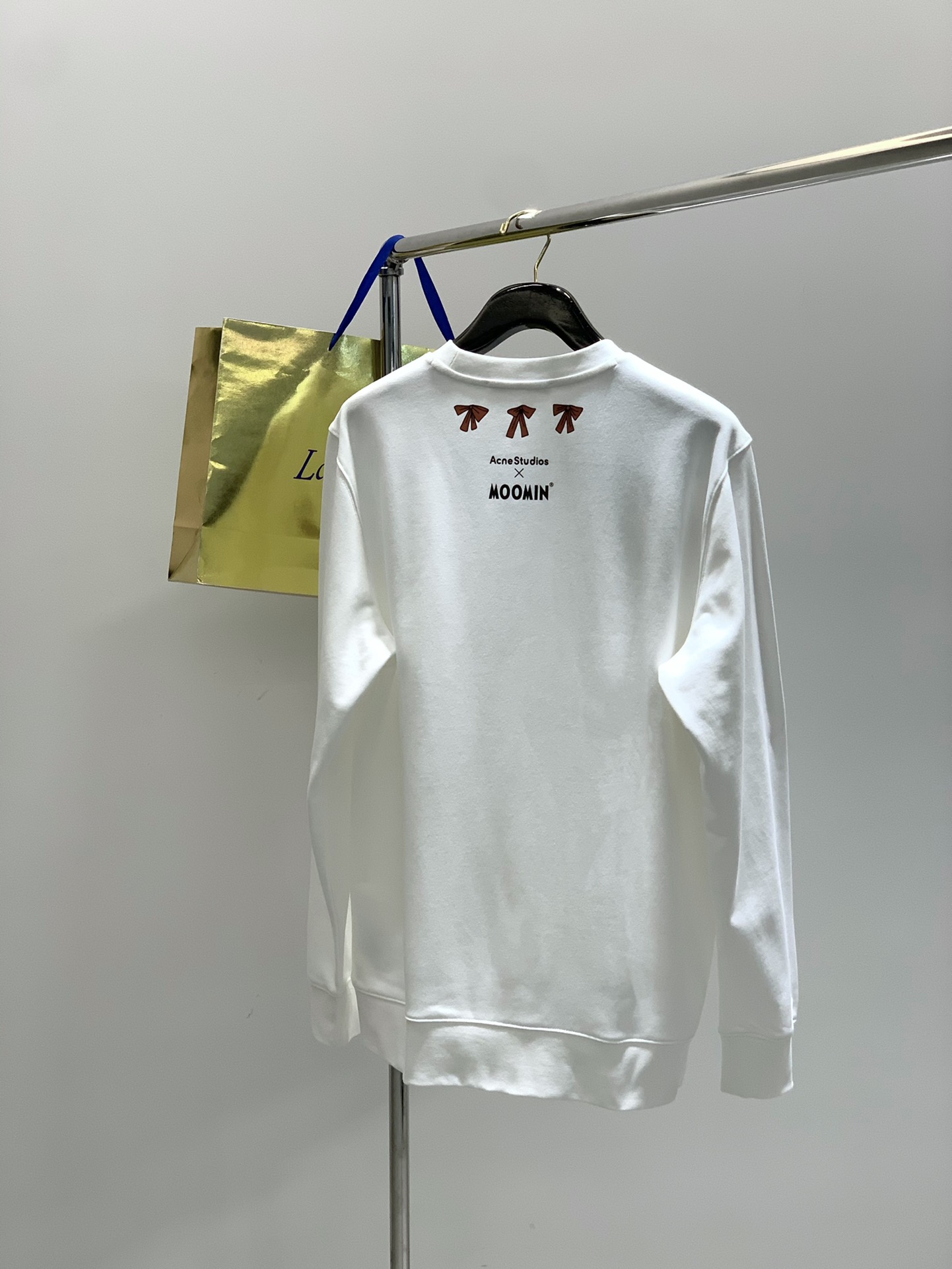 ，Acne Studios 瑞典时尚品牌，2025秋季最新款，时尚休闲圆领长袖卫衣，官网专柜同步有售，原