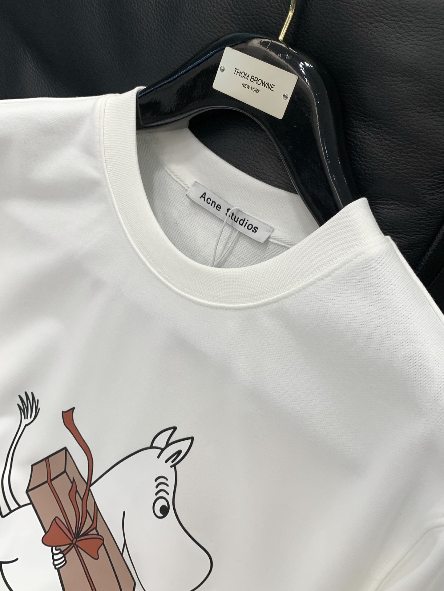 ，Acne Studios 瑞典时尚品牌，2025秋季最新款，时尚休闲圆领长袖卫衣，官网专柜同步有售，原