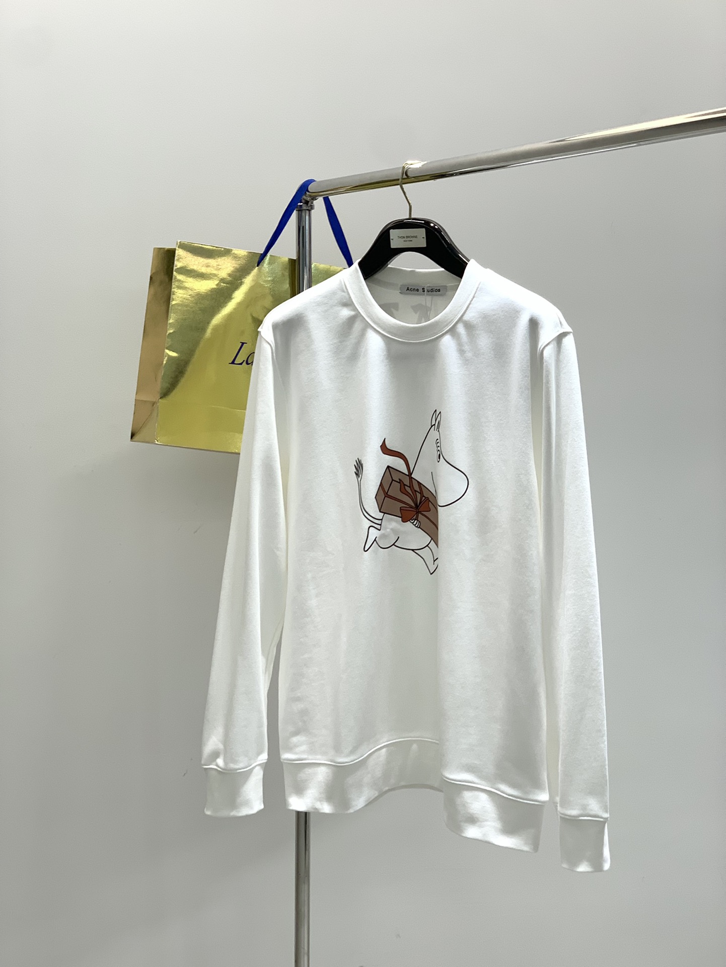 ，Acne Studios 瑞典时尚品牌，2025秋季最新款，时尚休闲圆领长袖卫衣，官网专柜同步有售，原