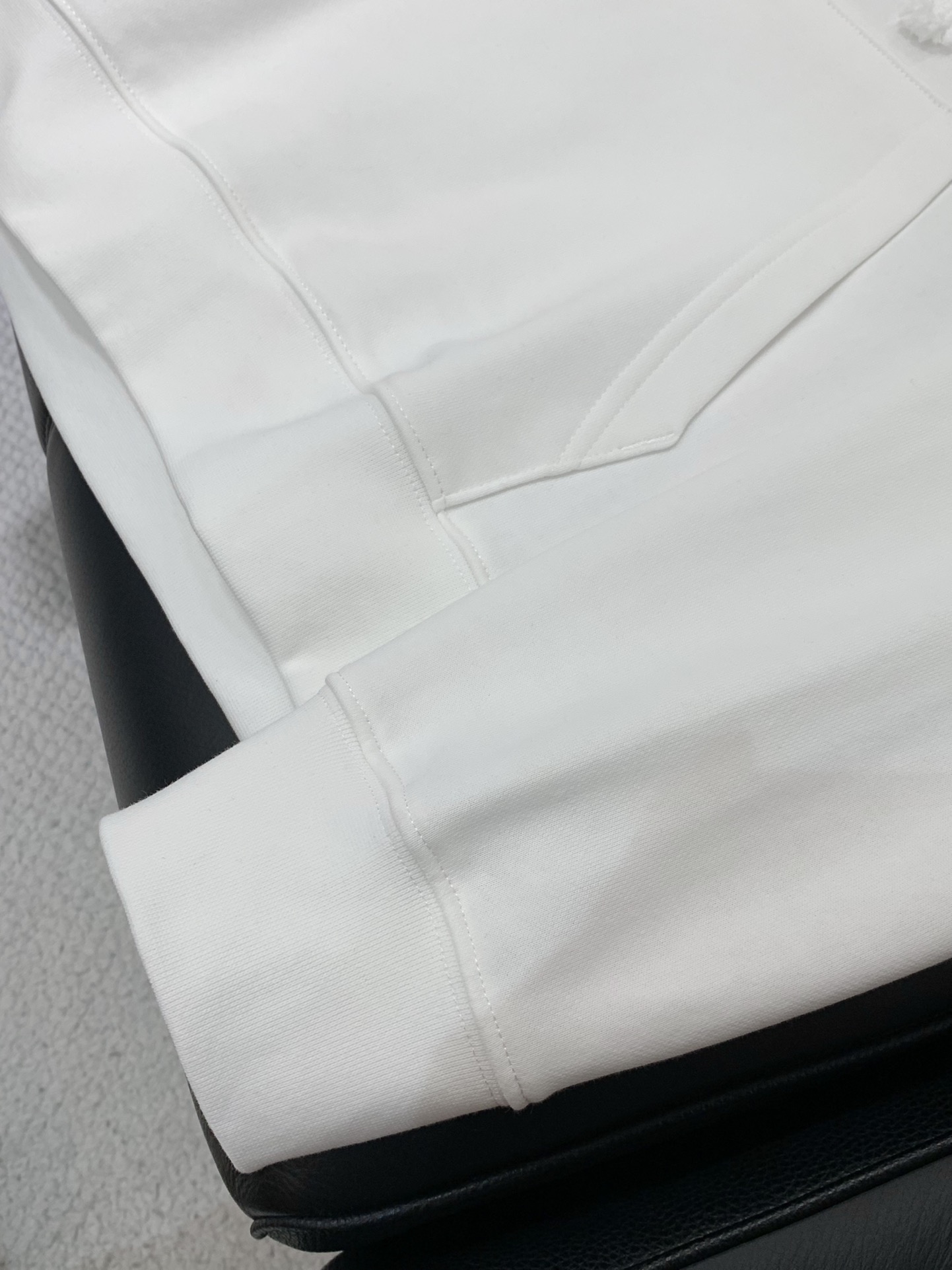 ，alo 阿洛，2025秋季最新款，专柜同步有售，原单狠货，时尚休闲连帽卫衣，上身很有特点！吸睛而有亮点