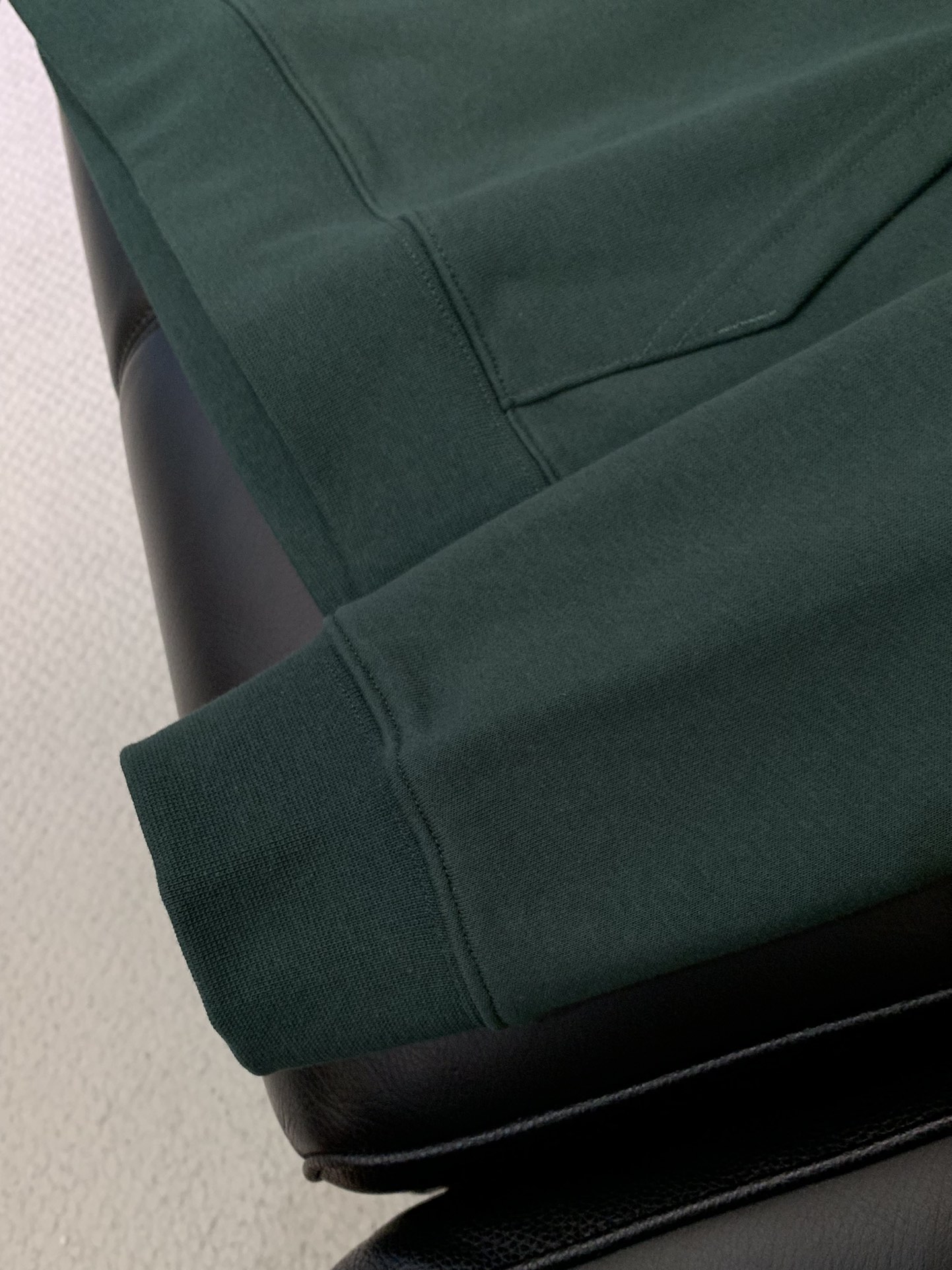 ，alo 阿洛，2025秋季最新款，专柜同步有售，原单狠货，时尚休闲连帽卫衣，上身很有特点！吸睛而有亮点