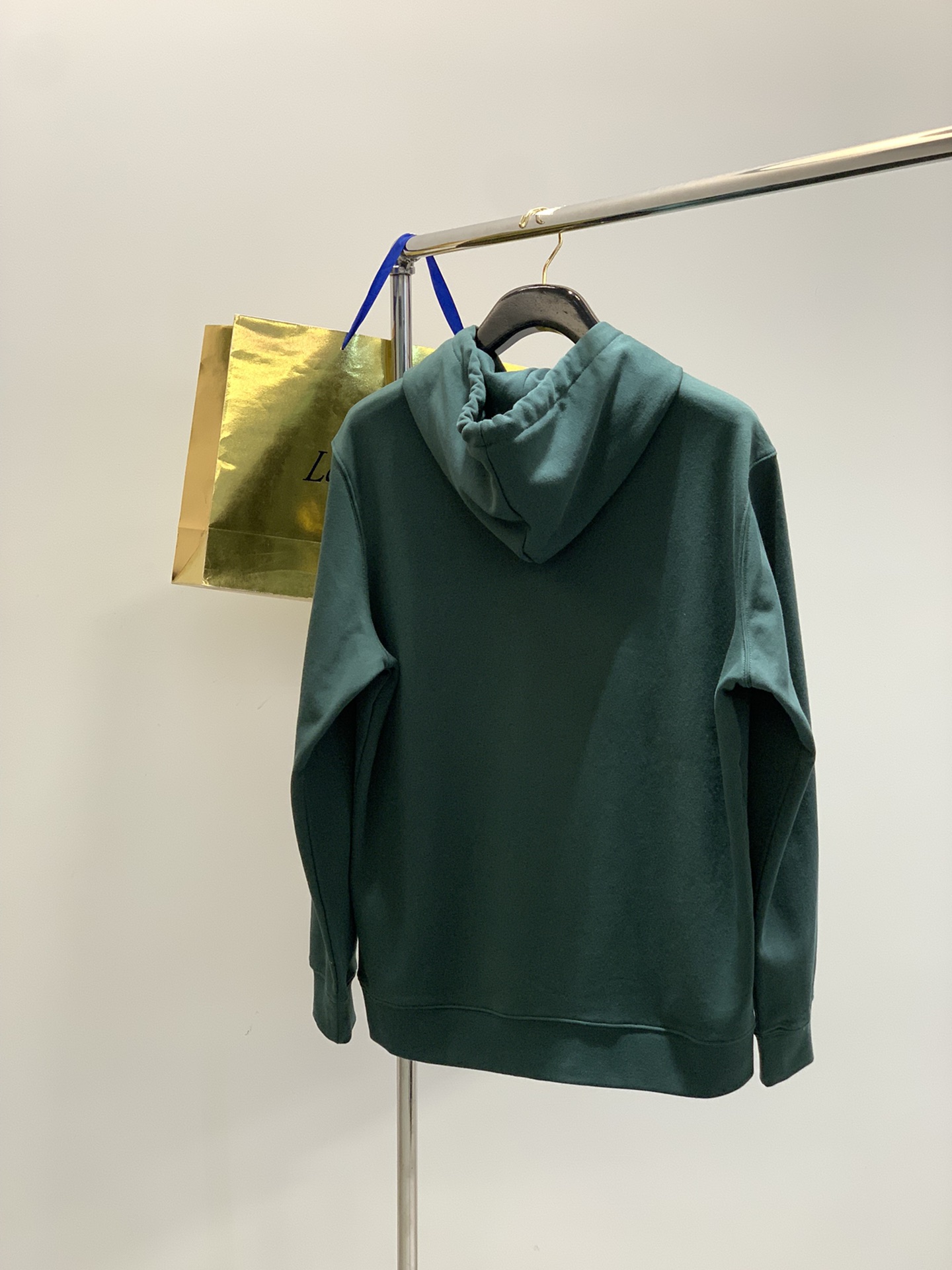 ，alo 阿洛，2025秋季最新款，专柜同步有售，原单狠货，时尚休闲连帽卫衣，上身很有特点！吸睛而有亮点