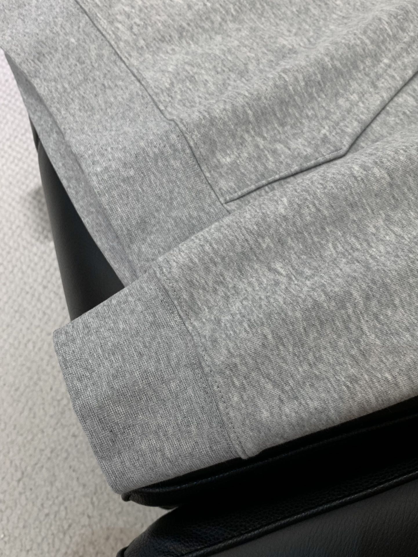 ，alo 阿洛，2025秋季最新款，专柜同步有售，原单狠货，时尚休闲连帽卫衣，上身很有特点！吸睛而有亮点