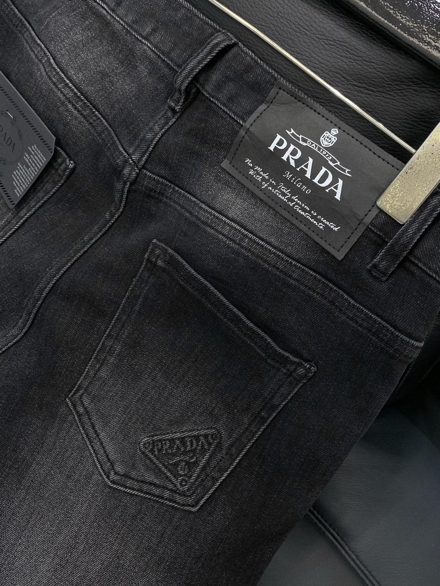，PRADA 普拉达，2025秋季最新品，专柜同步有售，原单狠货，时尚休闲水洗牛仔裤，进口原版水洗弹力面