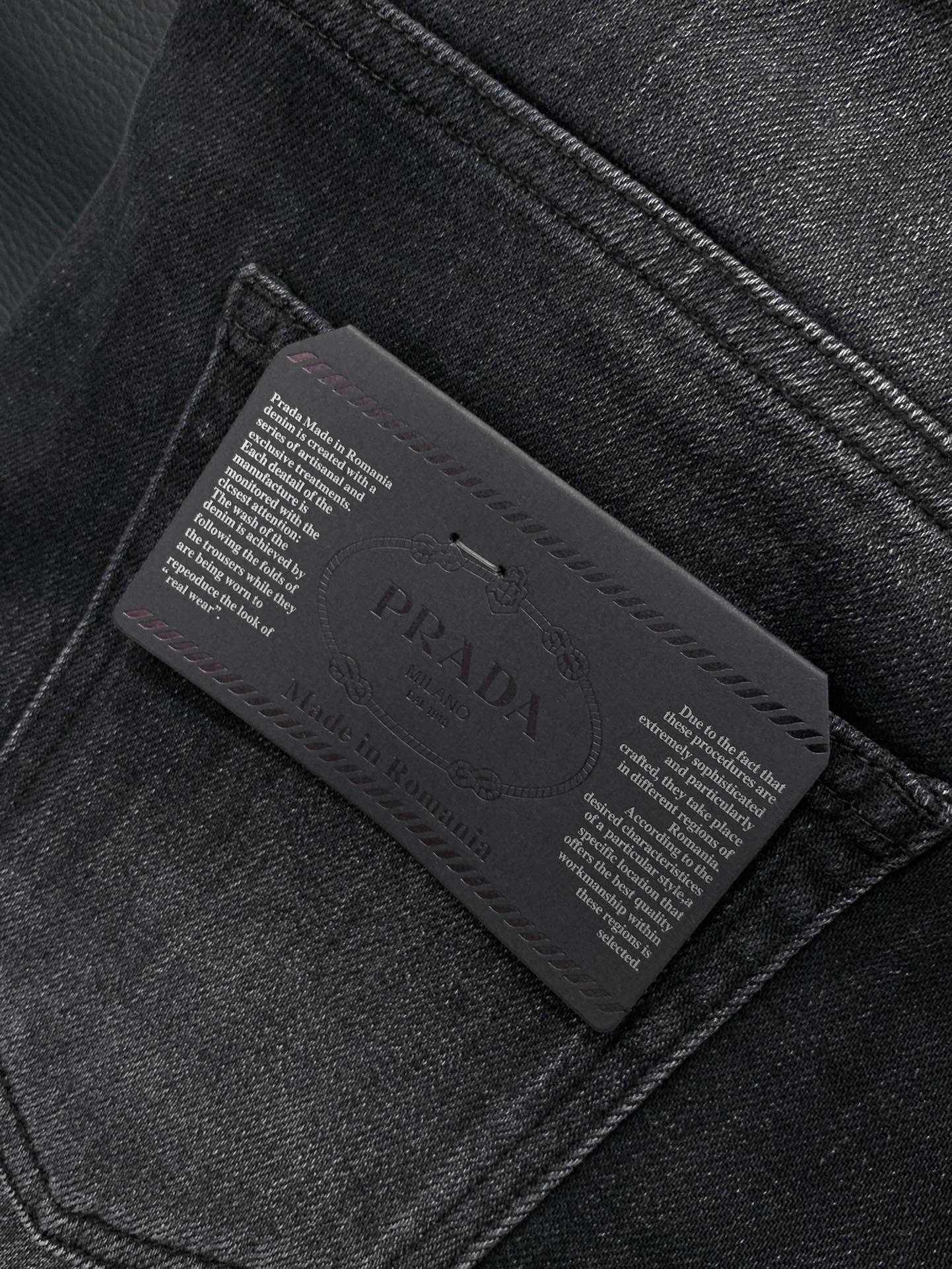 ，PRADA 普拉达，2025秋季最新品，专柜同步有售，原单狠货，时尚休闲水洗牛仔裤，进口原版水洗弹力面