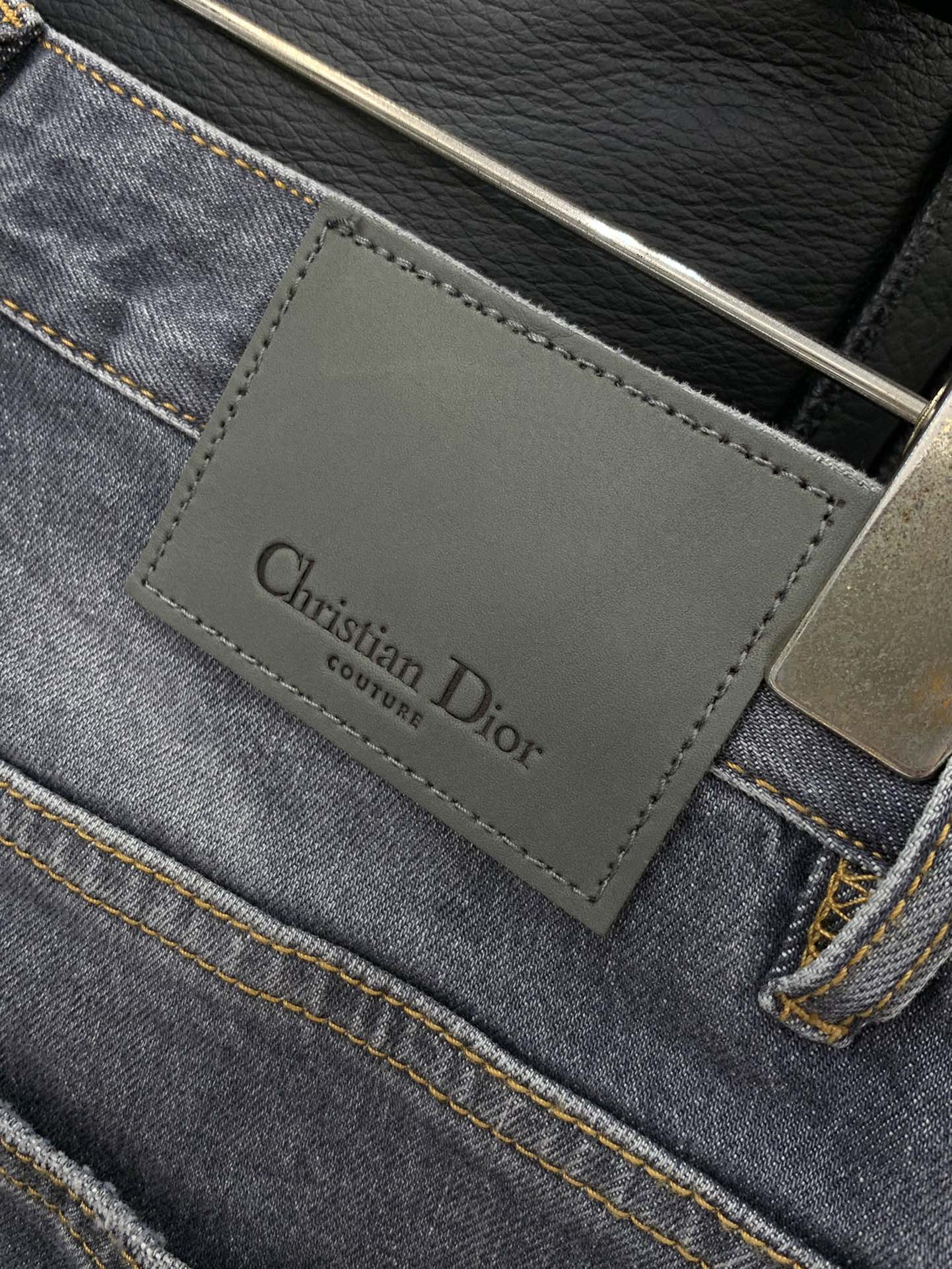 ，Dior 迪奥，2025秋季新品，官网专柜同步有售，原单狠货，时尚休闲水洗牛仔裤，超级有范儿的一款牛仔