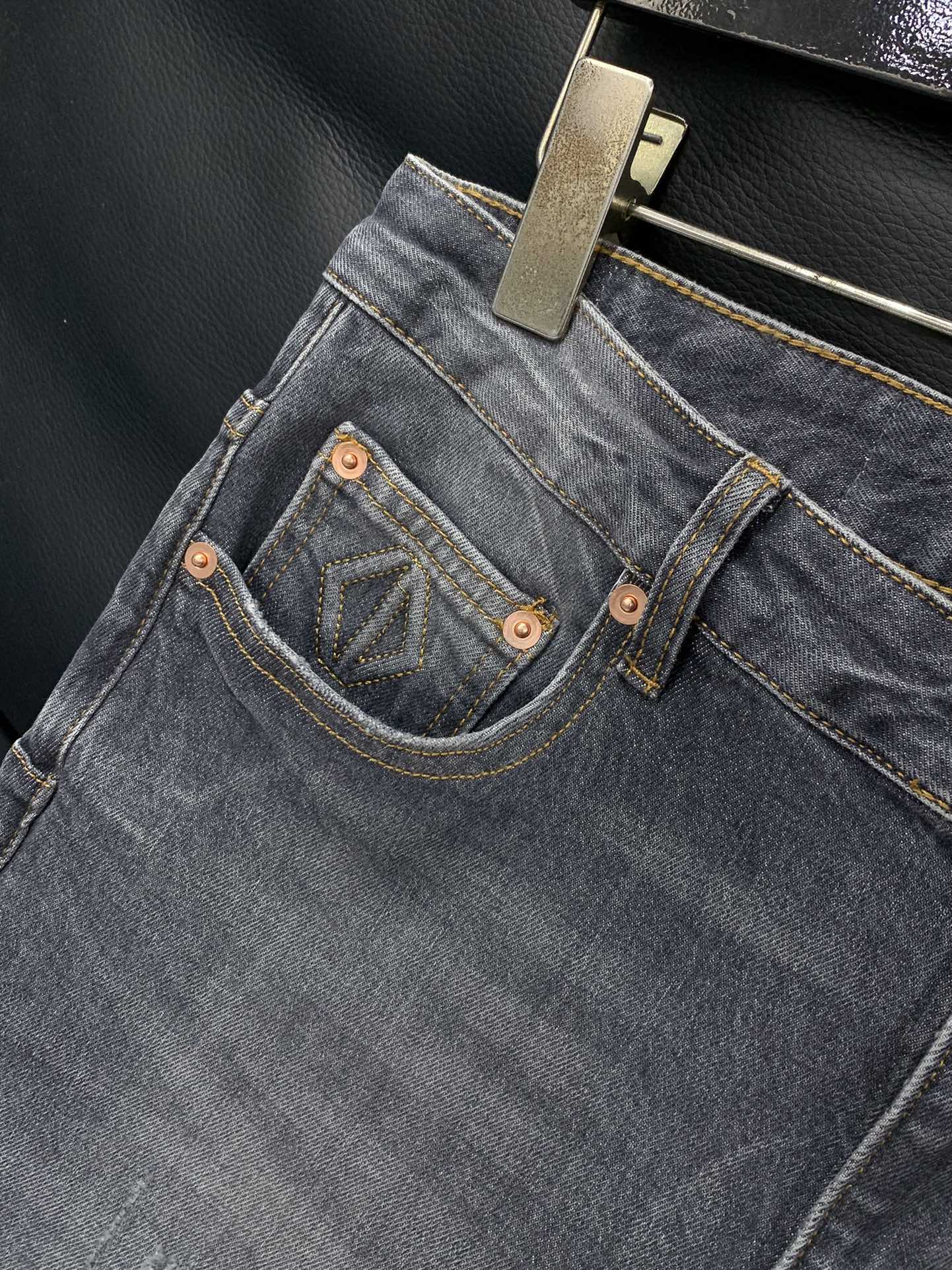 ，Dior 迪奥，2025秋季新品，官网专柜同步有售，原单狠货，时尚休闲水洗牛仔裤，超级有范儿的一款牛仔