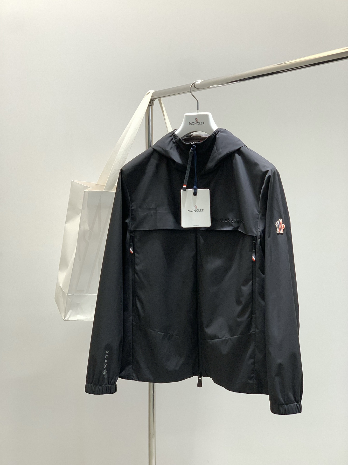 ，Moncler 蒙口，2025秋季最新品，专柜同步有售，原单狠货，时尚休闲连帽外套，上身舒适！吸睛而有