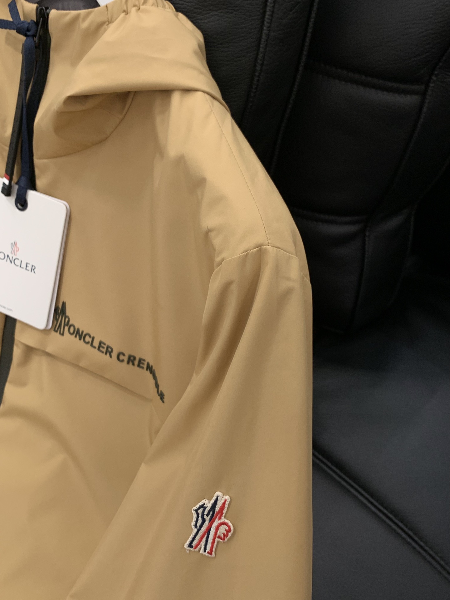 ，Moncler 蒙口，2025秋季最新品，专柜同步有售，原单狠货，时尚休闲连帽外套，上身舒适！吸睛而有