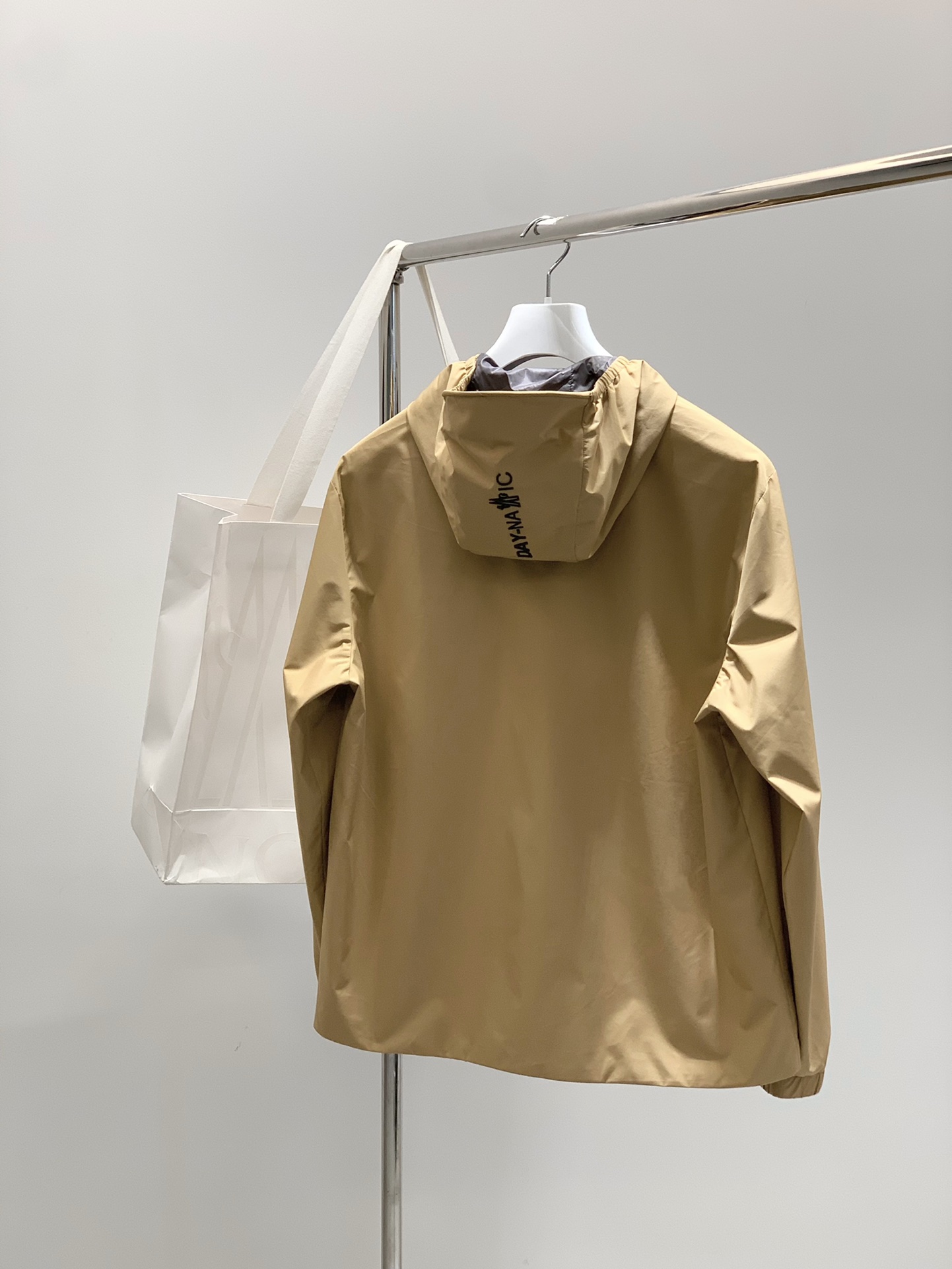 ，Moncler 蒙口，2025秋季最新品，专柜同步有售，原单狠货，时尚休闲连帽外套，上身舒适！吸睛而有