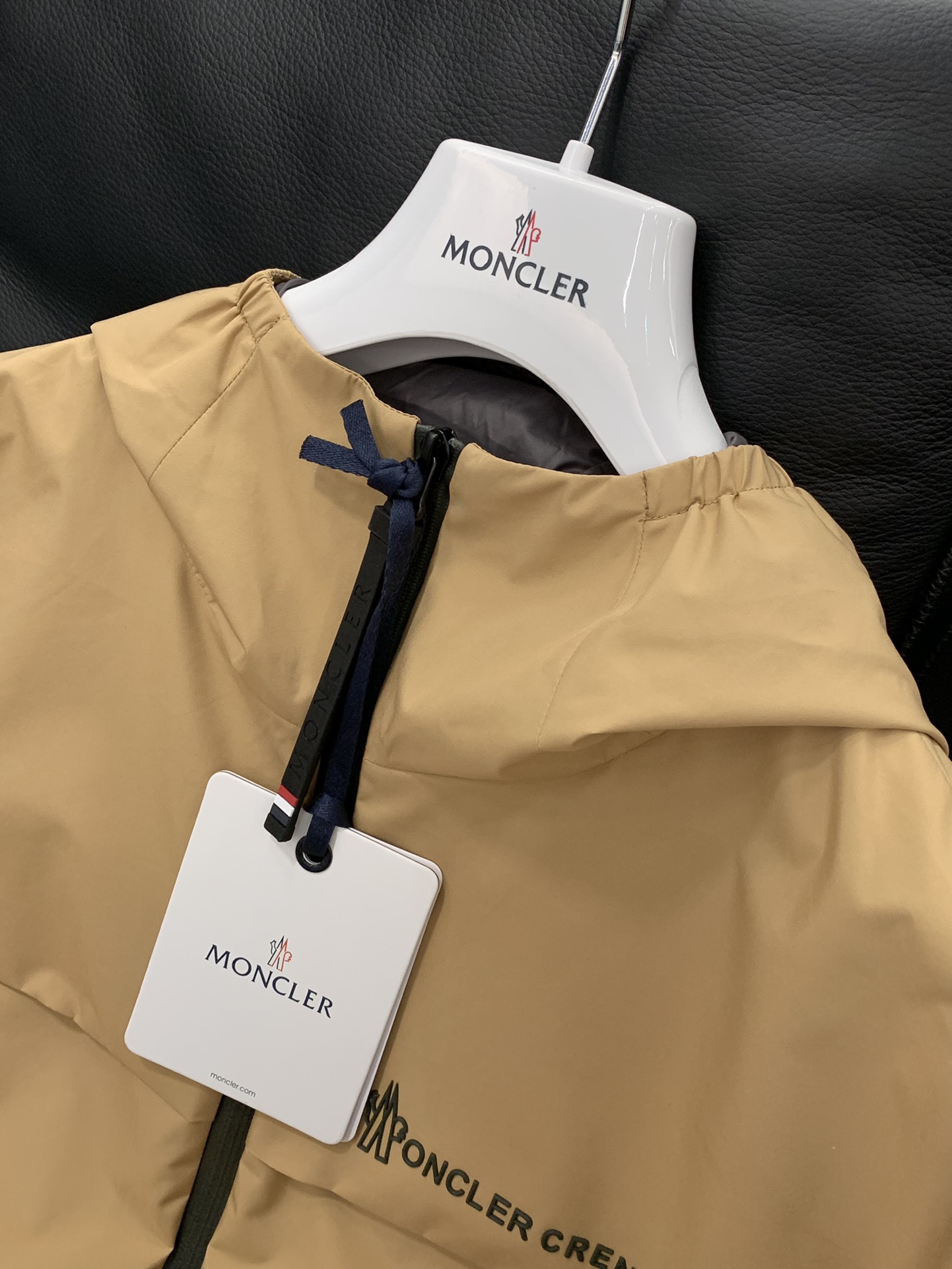 ，Moncler 蒙口，2025秋季最新品，专柜同步有售，原单狠货，时尚休闲连帽外套，上身舒适！吸睛而有