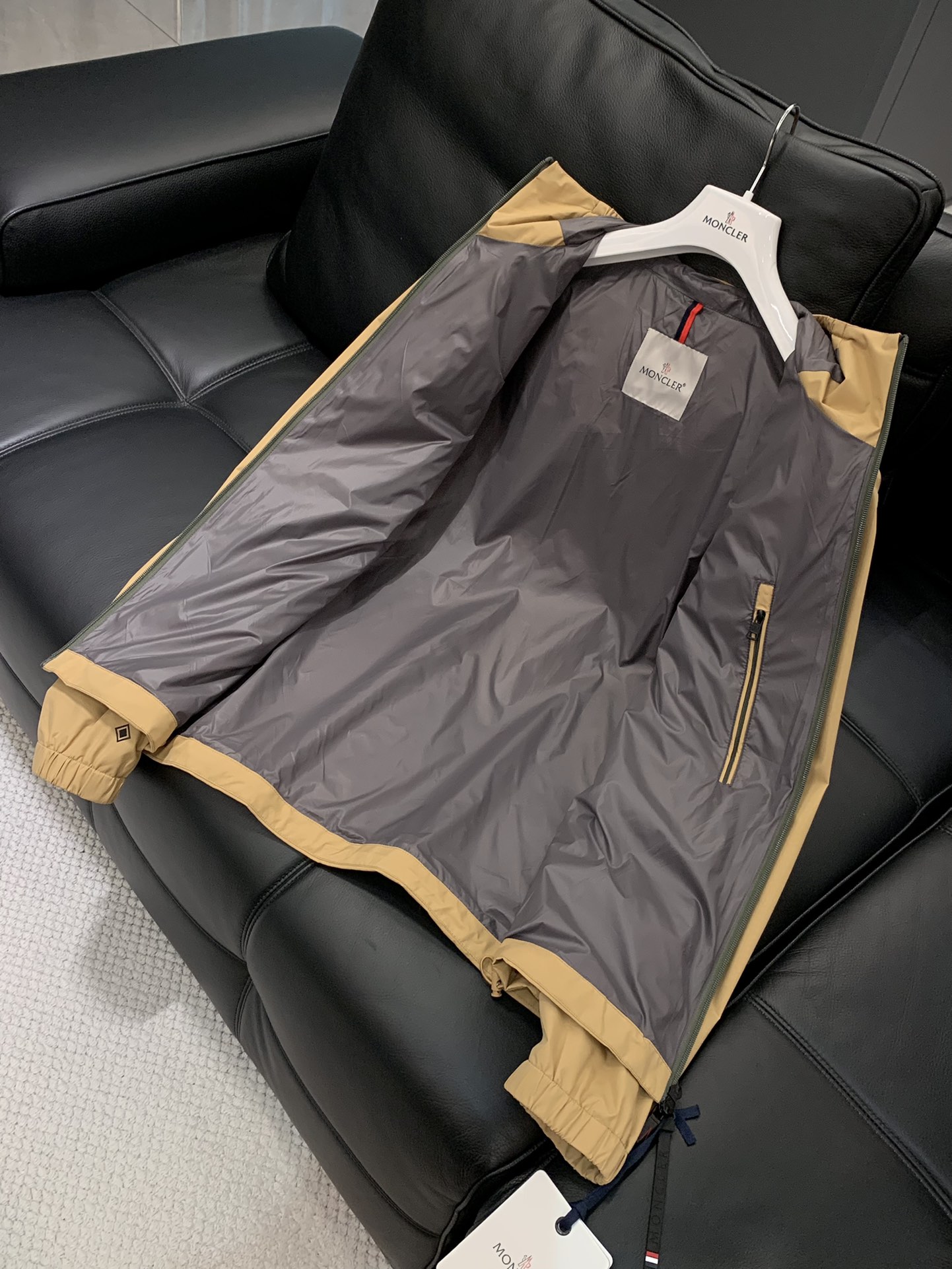 ，Moncler 蒙口，2025秋季最新品，专柜同步有售，原单狠货，时尚休闲连帽外套，上身舒适！吸睛而有