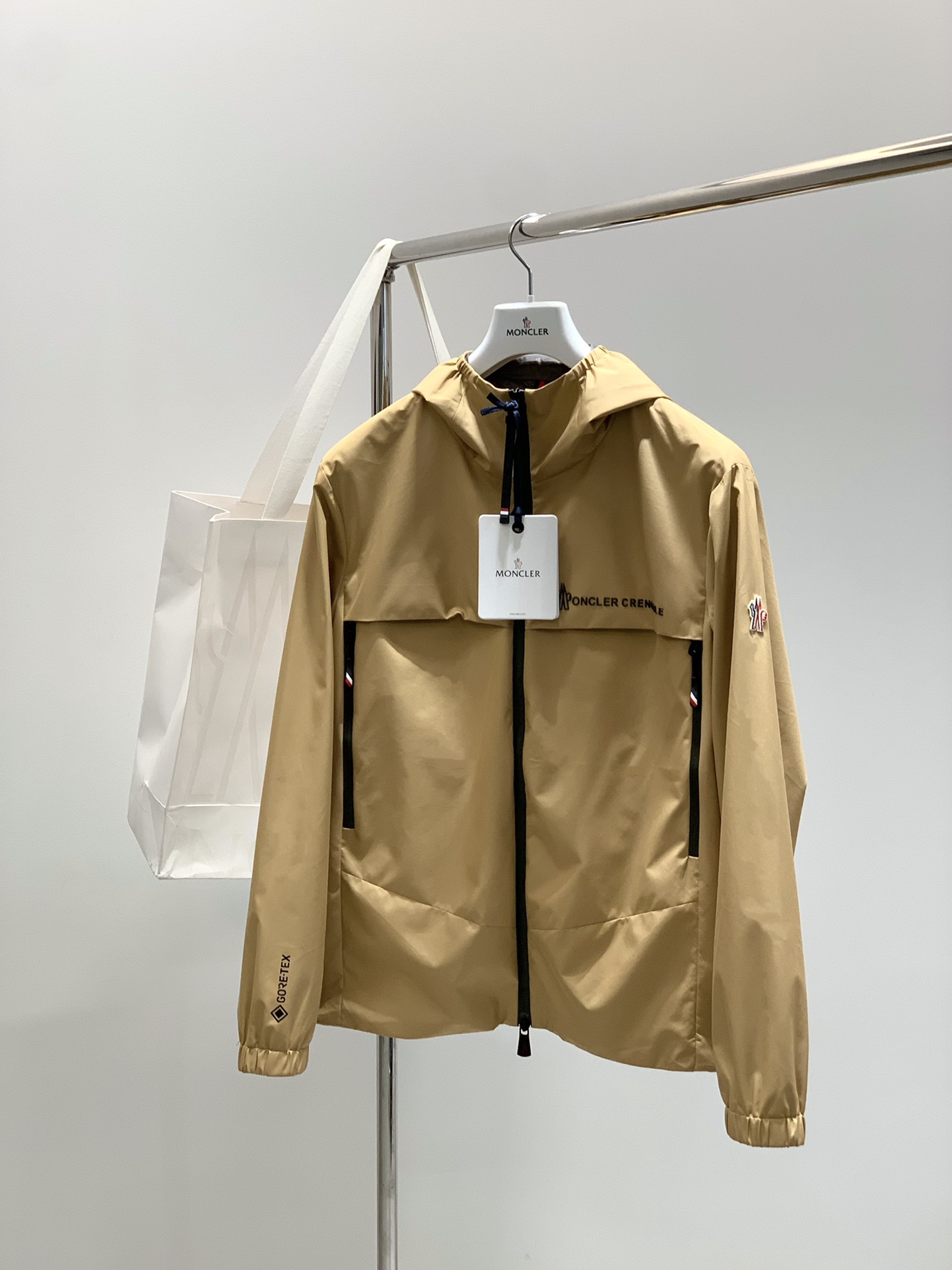 ，Moncler 蒙口，2025秋季最新品，专柜同步有售，原单狠货，时尚休闲连帽外套，上身舒适！吸睛而有