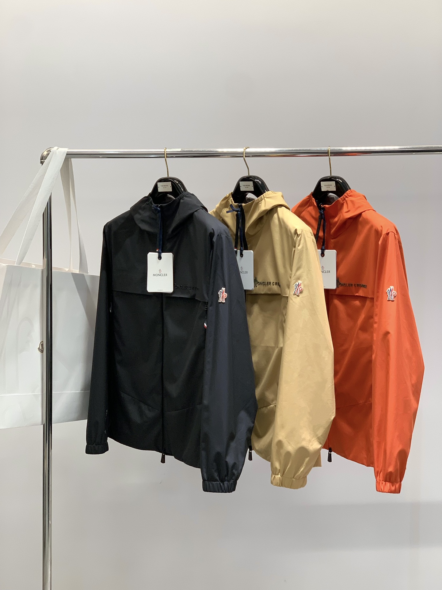 ，Moncler 蒙口，2025秋季最新品，专柜同步有售，原单狠货，时尚休闲连帽外套，上身舒适！吸睛而有