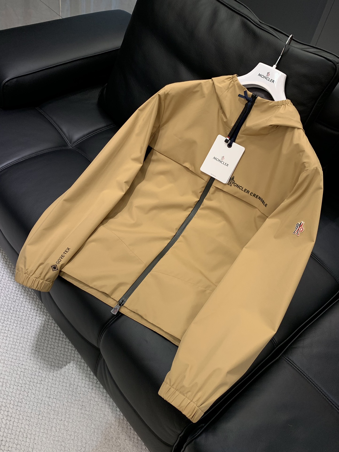 ，Moncler 蒙口，2025秋季最新品，专柜同步有售，原单狠货，时尚休闲连帽外套，上身舒适！吸睛而有