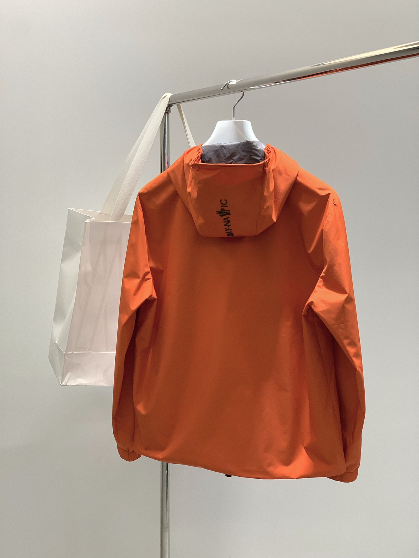 ，Moncler 蒙口，2025秋季最新品，专柜同步有售，原单狠货，时尚休闲连帽外套，上身舒适！吸睛而有