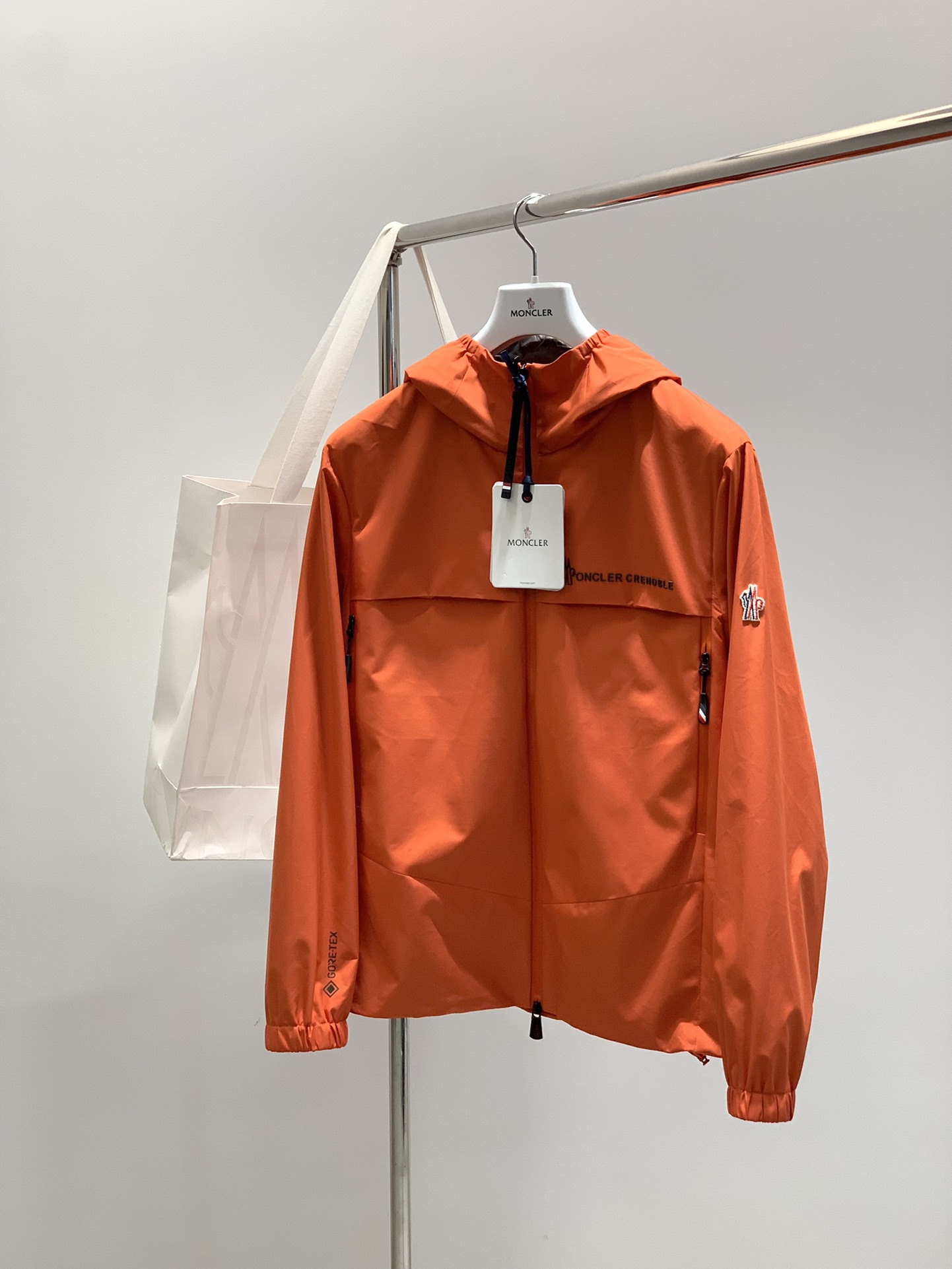 ，Moncler 蒙口，2025秋季最新品，专柜同步有售，原单狠货，时尚休闲连帽外套，上身舒适！吸睛而有