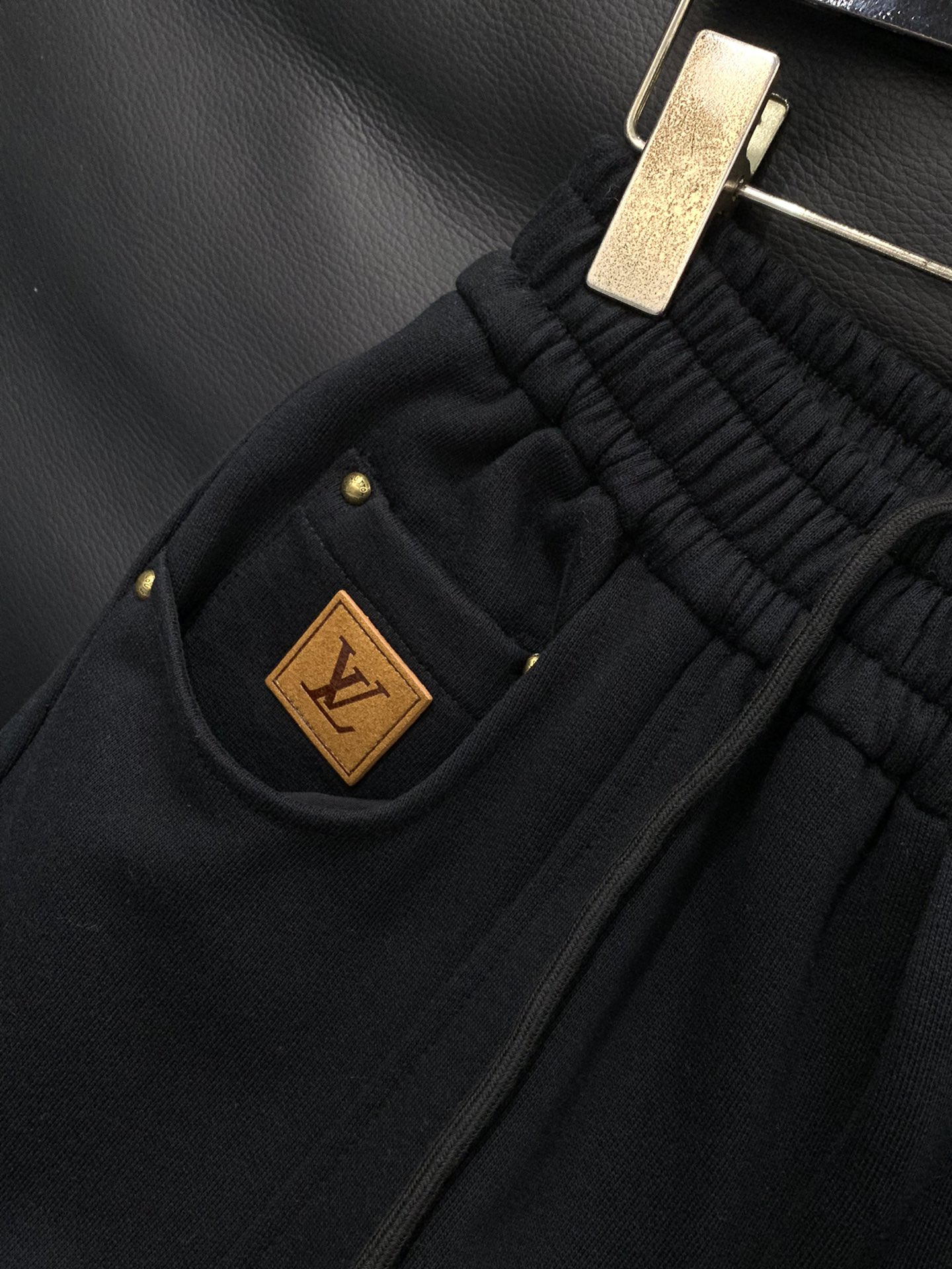，LouisVuitton 路易威登，2025秋季最新款，专柜同步有售，原单狠货，时尚休闲裤，上身很有特