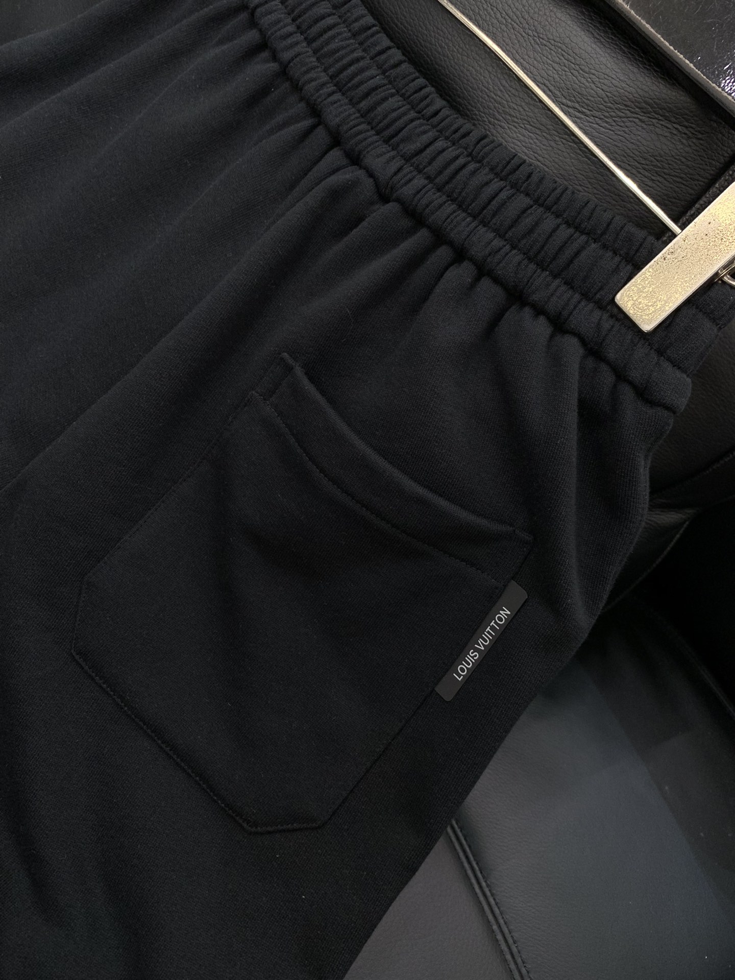 ，LouisVuitton 路易威登，2025秋季最新款，专柜同步有售，原单狠货，时尚休闲裤，上身很有特