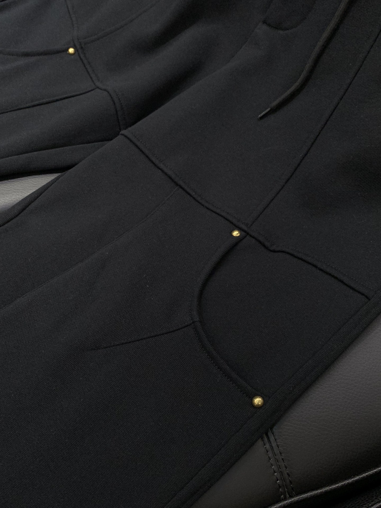 ，LouisVuitton 路易威登，2025秋季最新款，专柜同步有售，原单狠货，时尚休闲裤，上身很有特