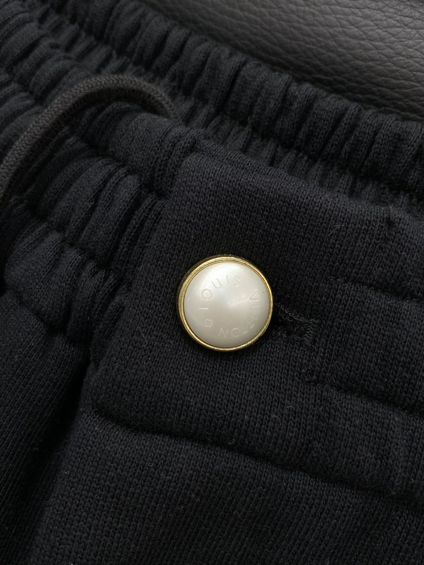 ，LouisVuitton 路易威登，2025秋季最新款，专柜同步有售，原单狠货，时尚休闲裤，上身很有特