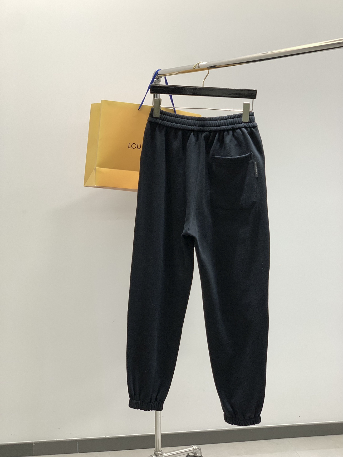 ，LouisVuitton 路易威登，2025秋季最新款，专柜同步有售，原单狠货，时尚休闲裤，上身很有特