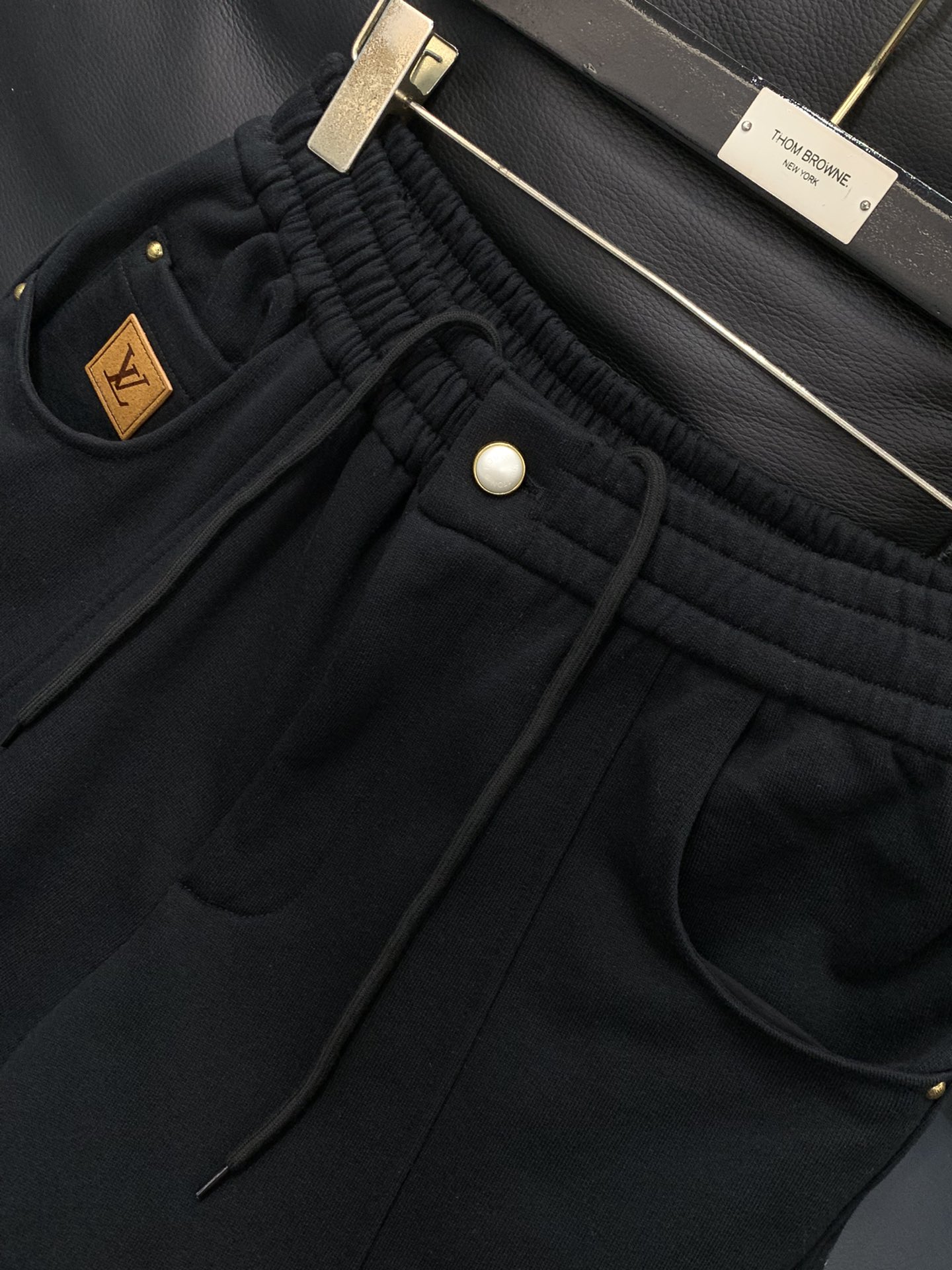 ，LouisVuitton 路易威登，2025秋季最新款，专柜同步有售，原单狠货，时尚休闲裤，上身很有特