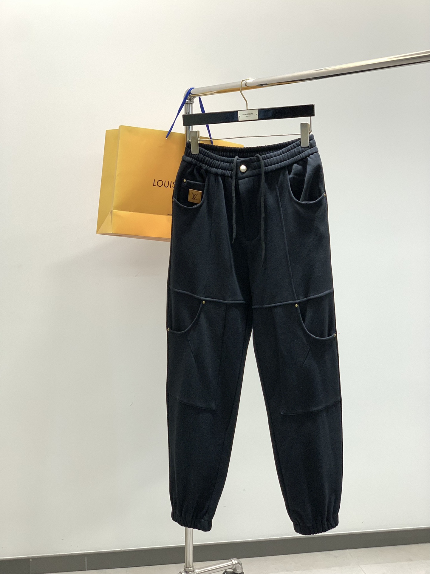 ，LouisVuitton 路易威登，2025秋季最新款，专柜同步有售，原单狠货，时尚休闲裤，上身很有特