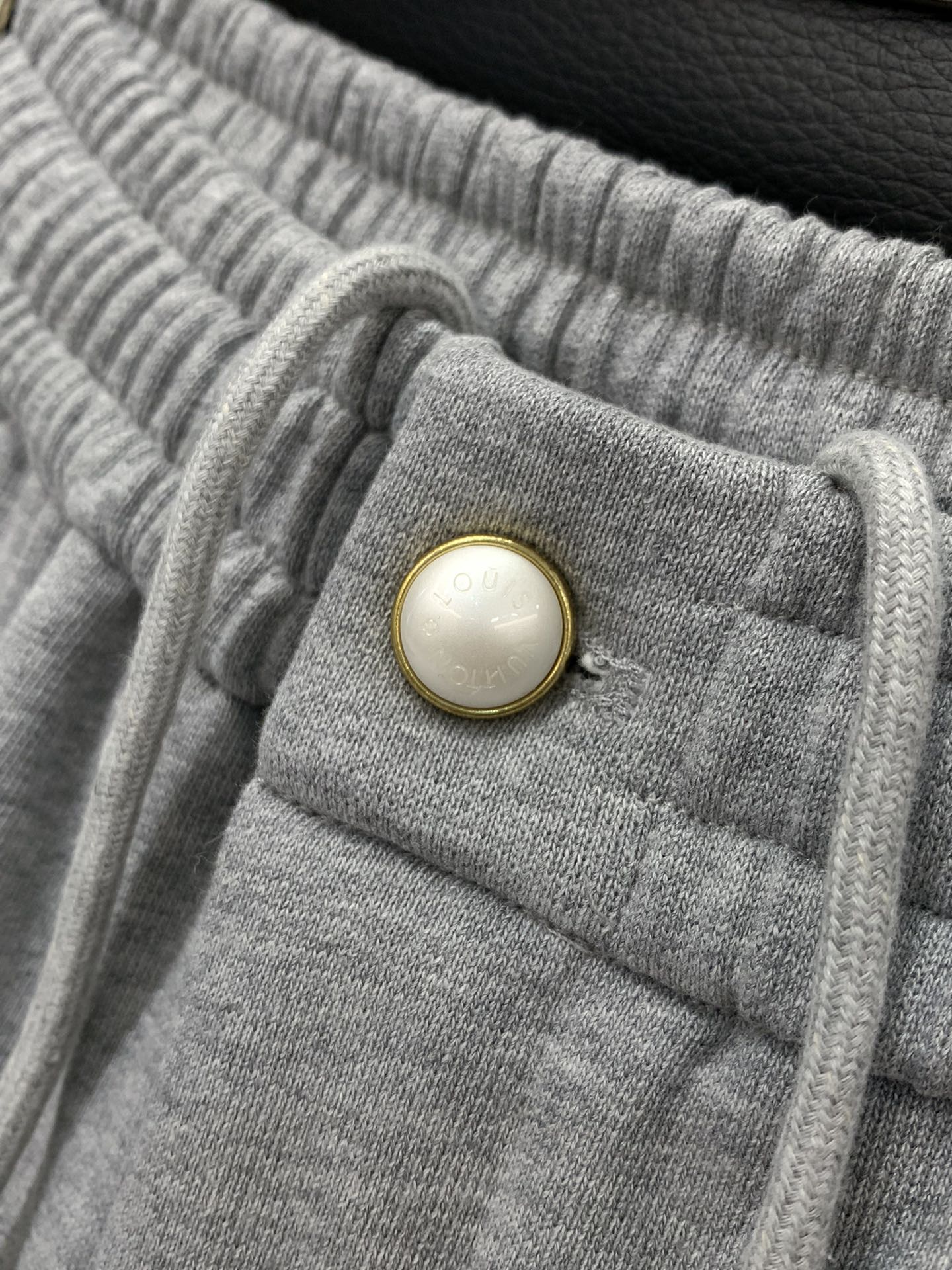 ，LouisVuitton 路易威登，2025秋季最新款，专柜同步有售，原单狠货，时尚休闲裤，上身很有特