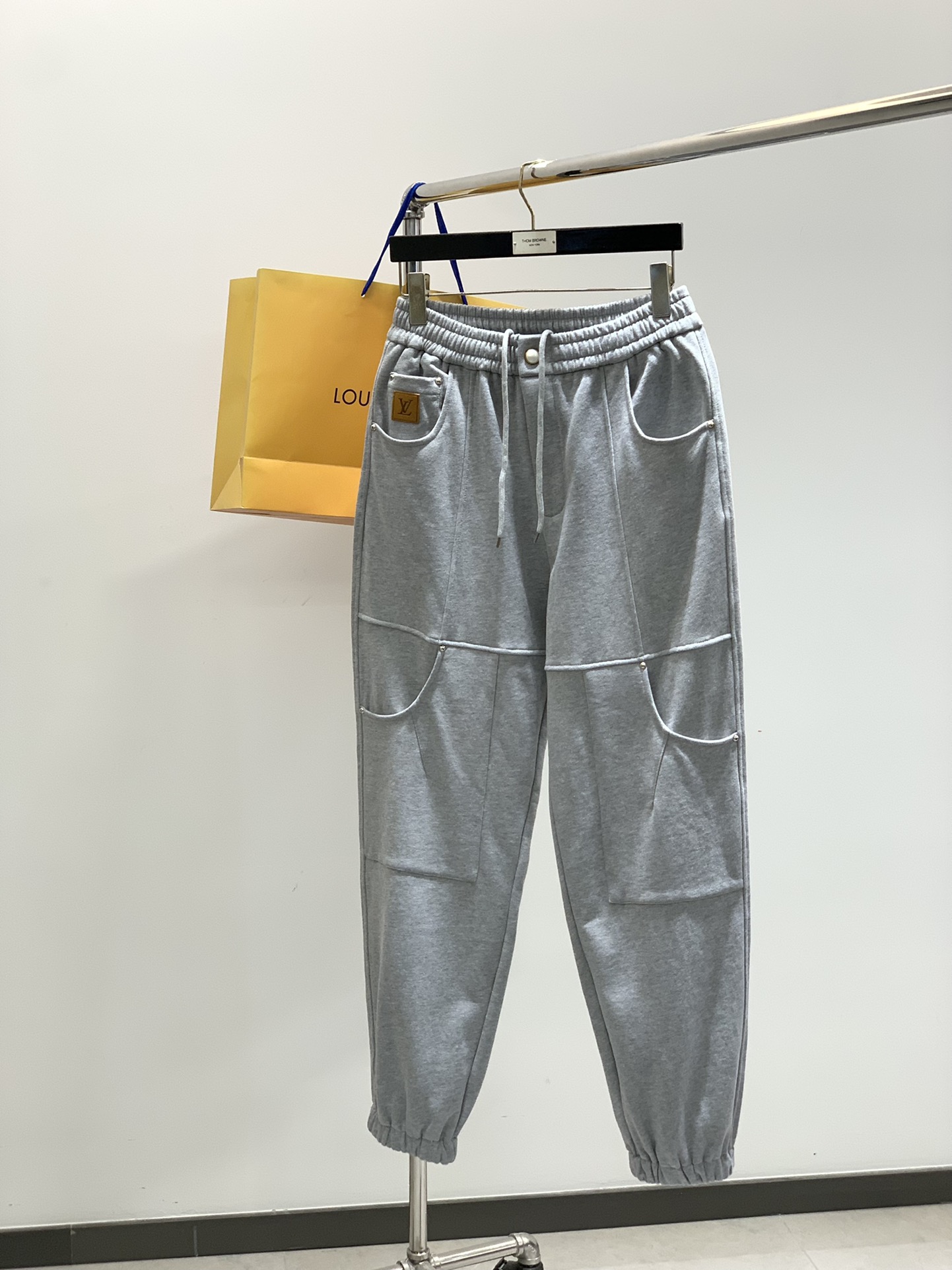 ，LouisVuitton 路易威登，2025秋季最新款，专柜同步有售，原单狠货，时尚休闲裤，上身很有特