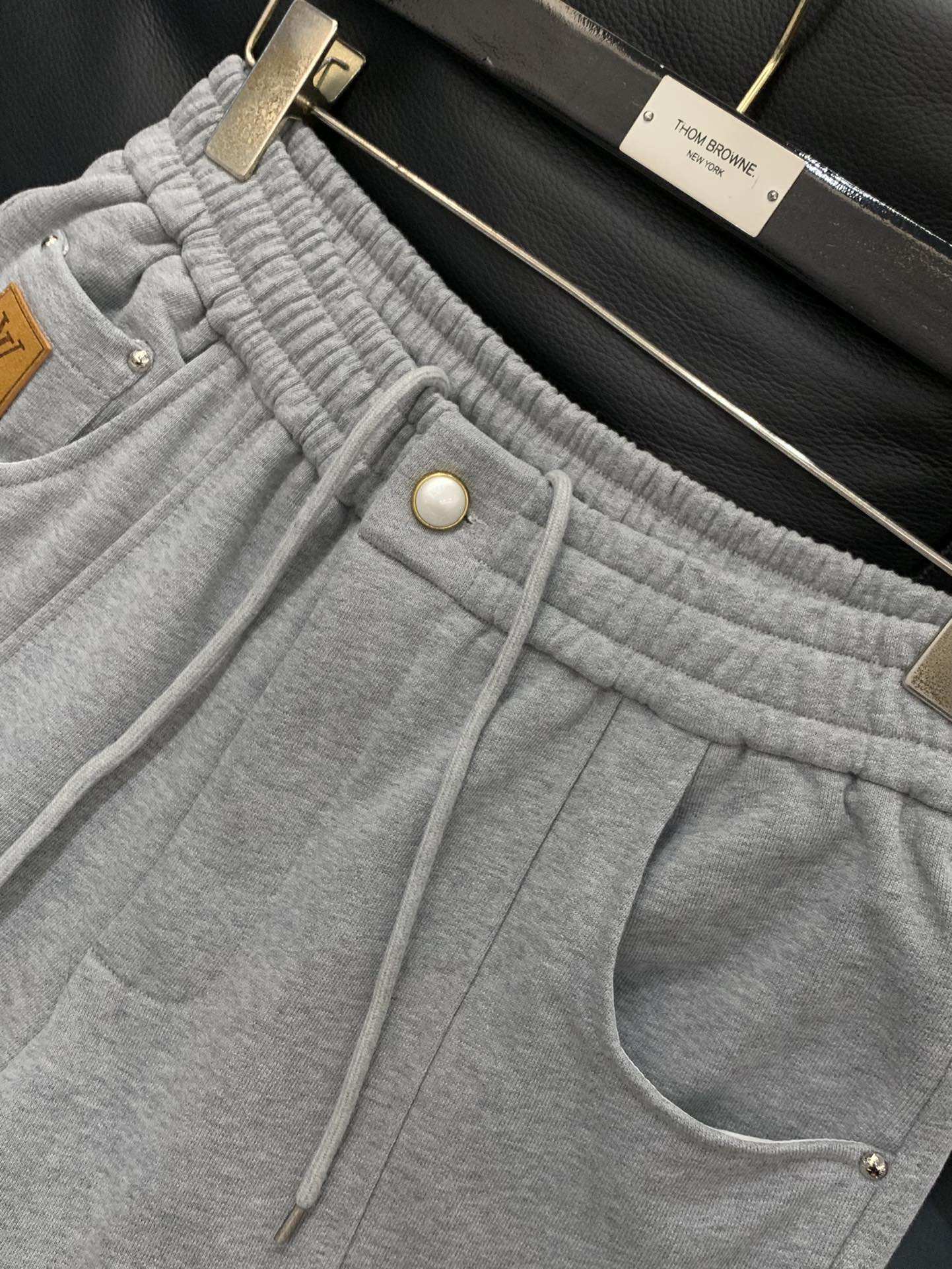 ，LouisVuitton 路易威登，2025秋季最新款，专柜同步有售，原单狠货，时尚休闲裤，上身很有特