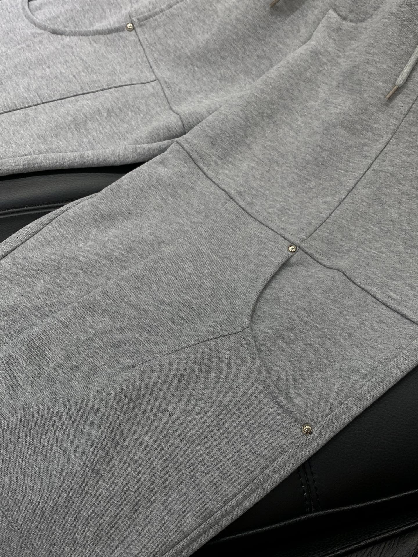 ，LouisVuitton 路易威登，2025秋季最新款，专柜同步有售，原单狠货，时尚休闲裤，上身很有特