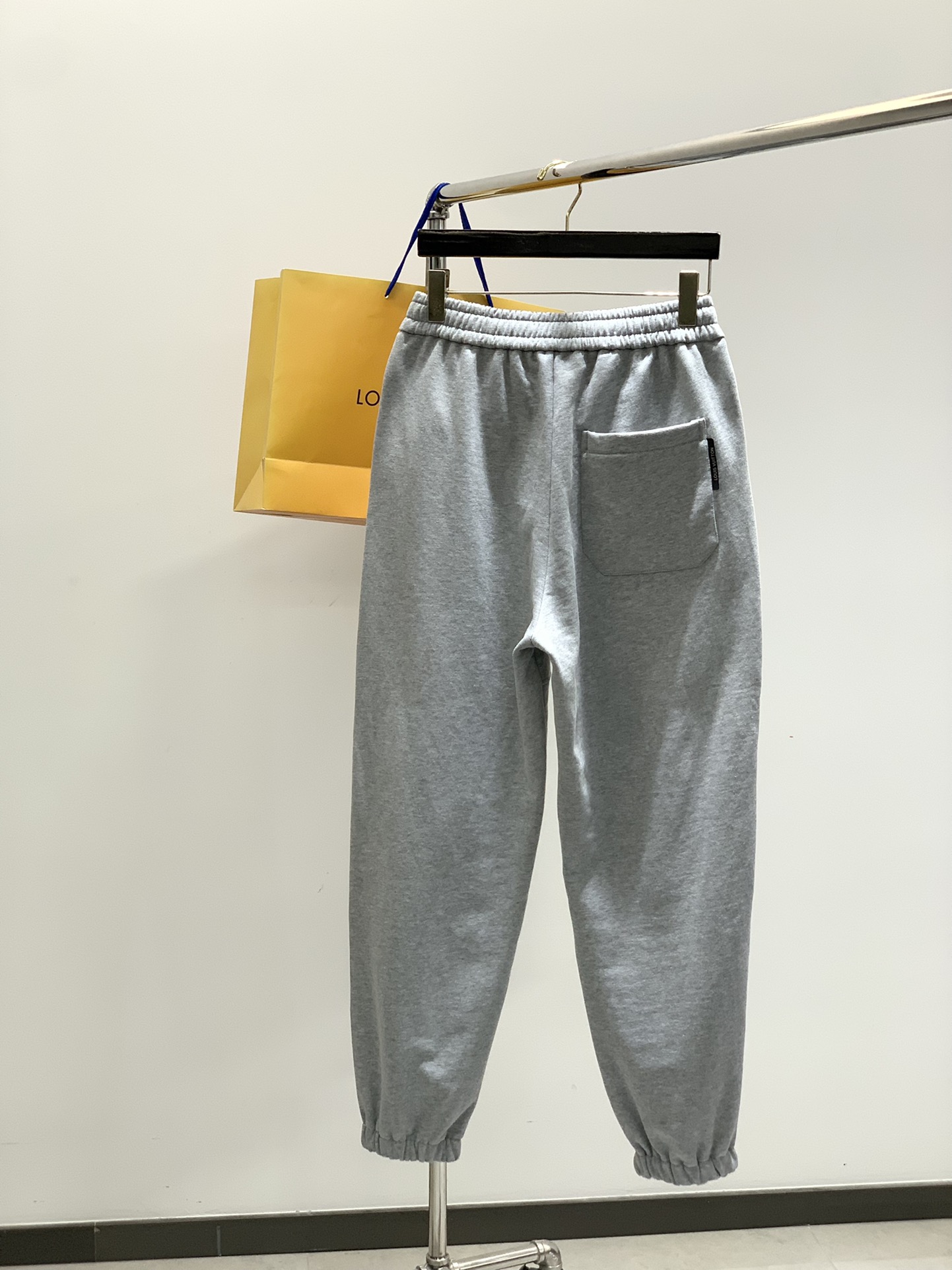 ，LouisVuitton 路易威登，2025秋季最新款，专柜同步有售，原单狠货，时尚休闲裤，上身很有特