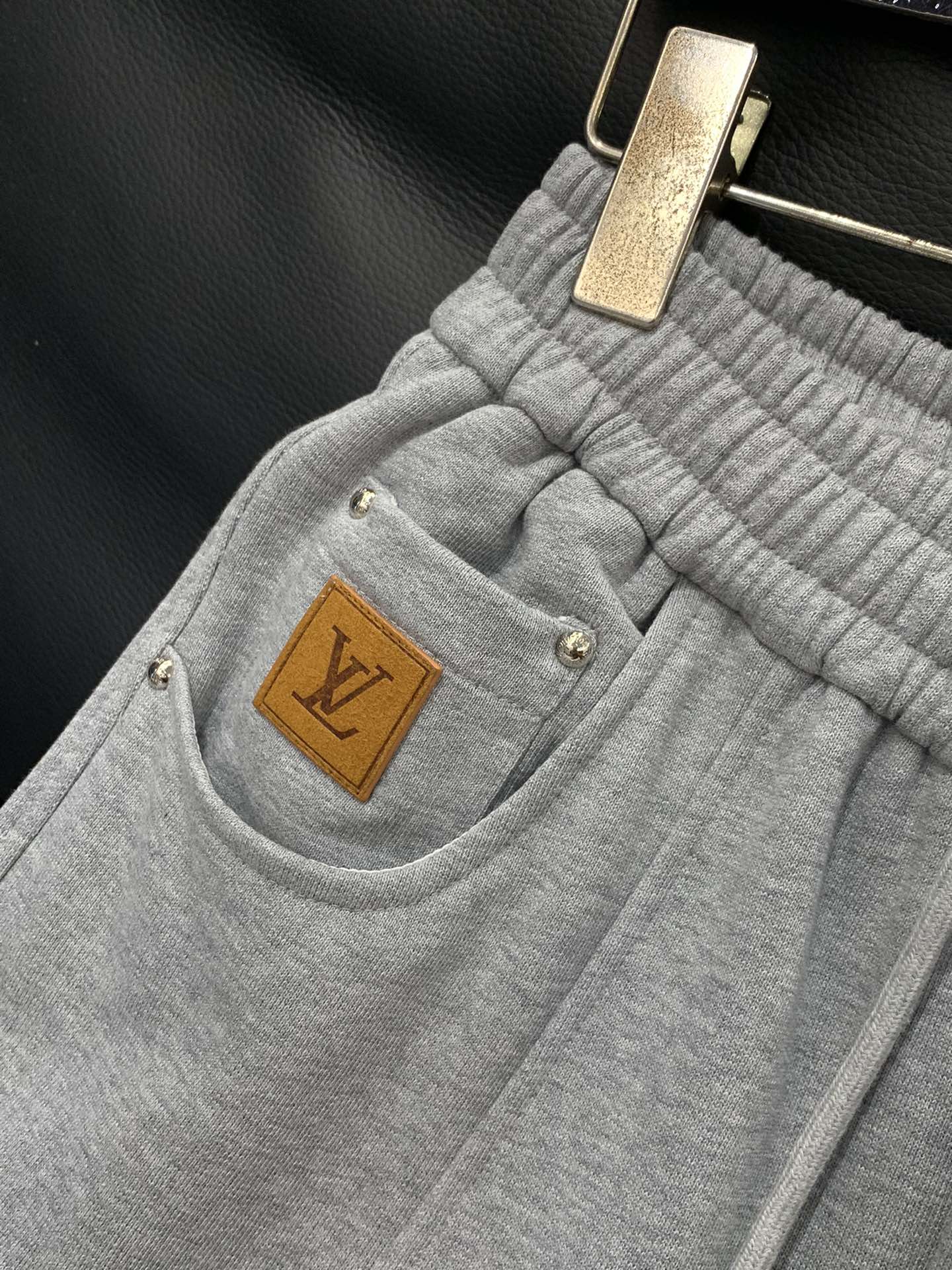 ，LouisVuitton 路易威登，2025秋季最新款，专柜同步有售，原单狠货，时尚休闲裤，上身很有特