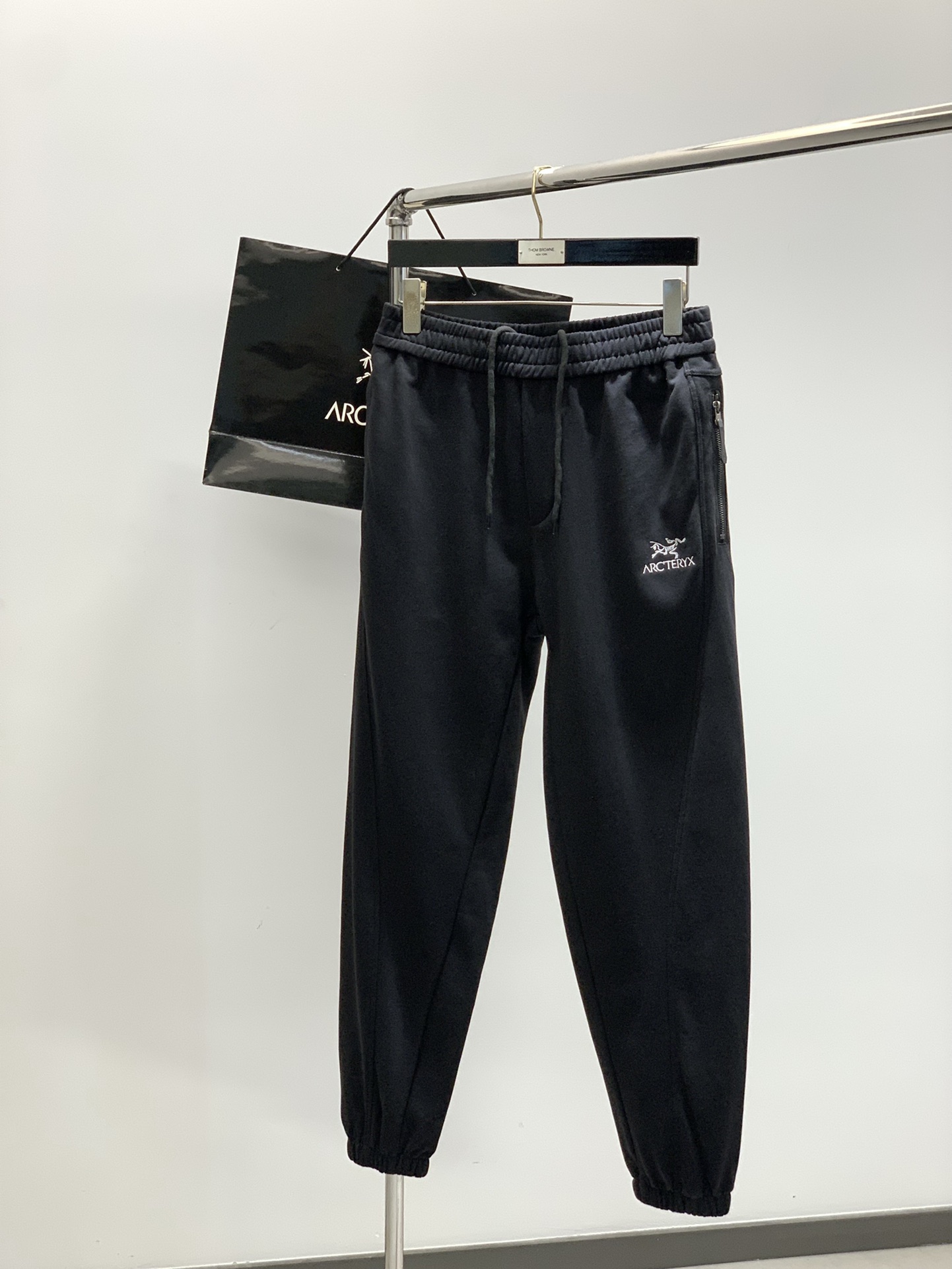 ，ARCTERYX 始祖鸟，2025秋季新品，时尚休闲裤，专柜同步有售，原单狠货，采用进口原版面料，顶级