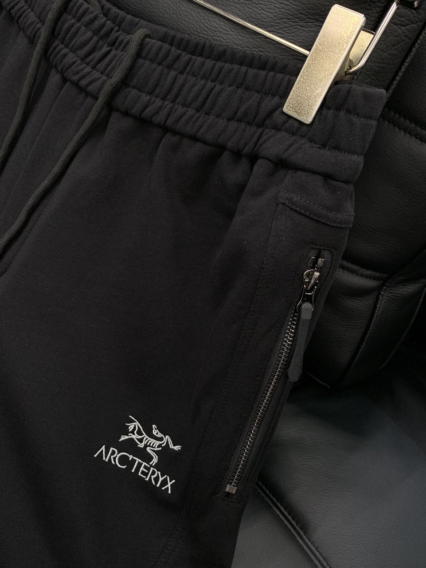 ，ARCTERYX 始祖鸟，2025秋季新品，时尚休闲裤，专柜同步有售，原单狠货，采用进口原版面料，顶级