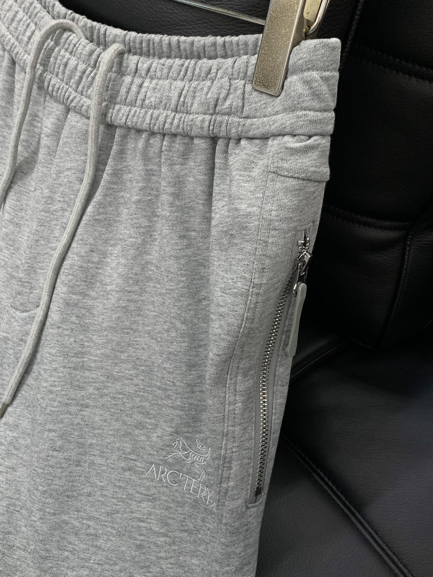 ，ARCTERYX 始祖鸟，2025秋季新品，时尚休闲裤，专柜同步有售，原单狠货，采用进口原版面料，顶级