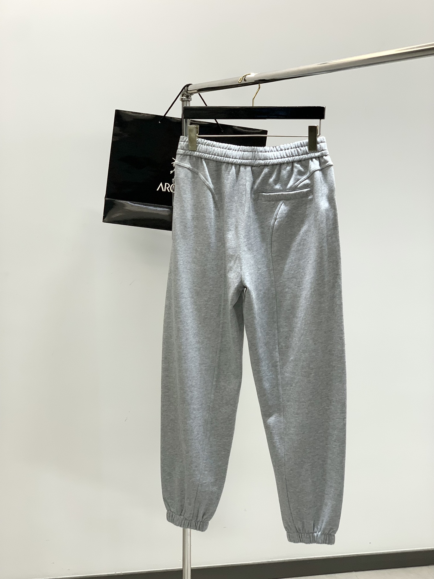 ，ARCTERYX 始祖鸟，2025秋季新品，时尚休闲裤，专柜同步有售，原单狠货，采用进口原版面料，顶级