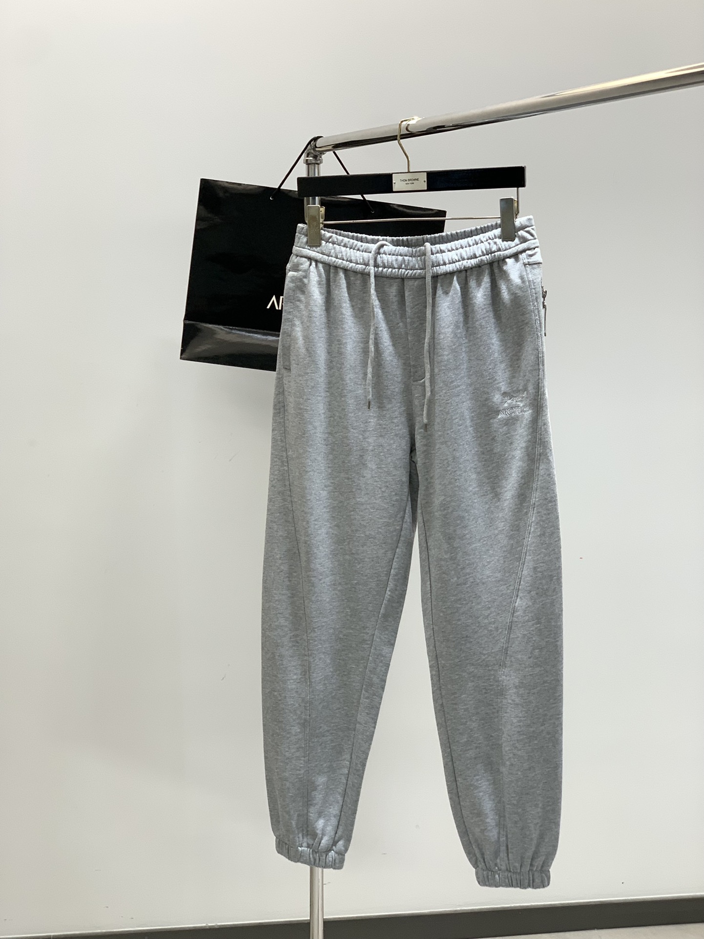 ，ARCTERYX 始祖鸟，2025秋季新品，时尚休闲裤，专柜同步有售，原单狠货，采用进口原版面料，顶级