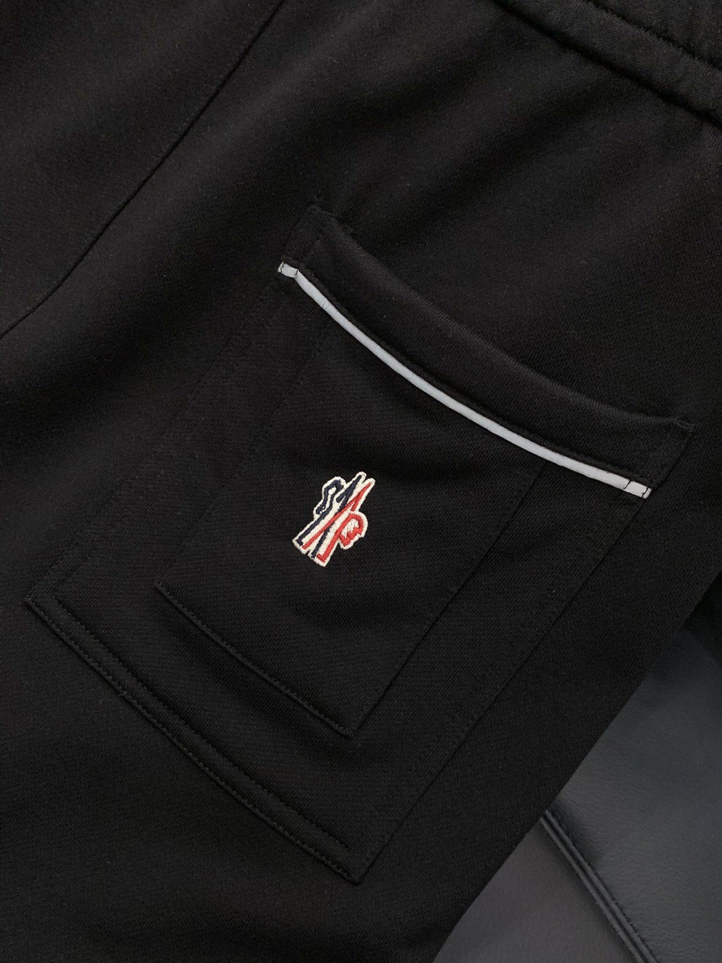 ，Moncler 蒙口，2025秋季最新品，专柜同步有售，原单狠货，时尚休闲裤，采用进口原版面料，顶级刺