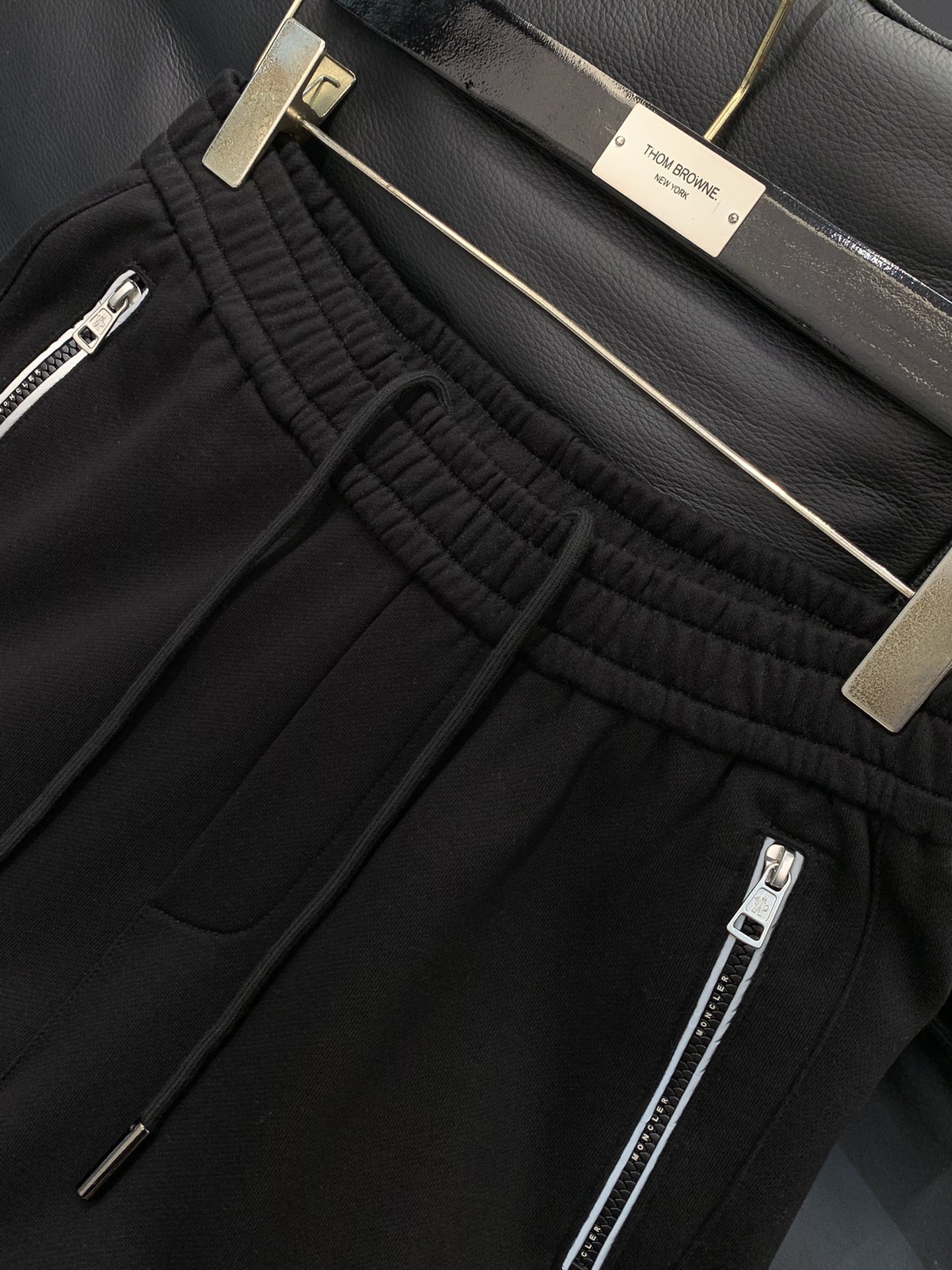 ，Moncler 蒙口，2025秋季最新品，专柜同步有售，原单狠货，时尚休闲裤，采用进口原版面料，顶级刺