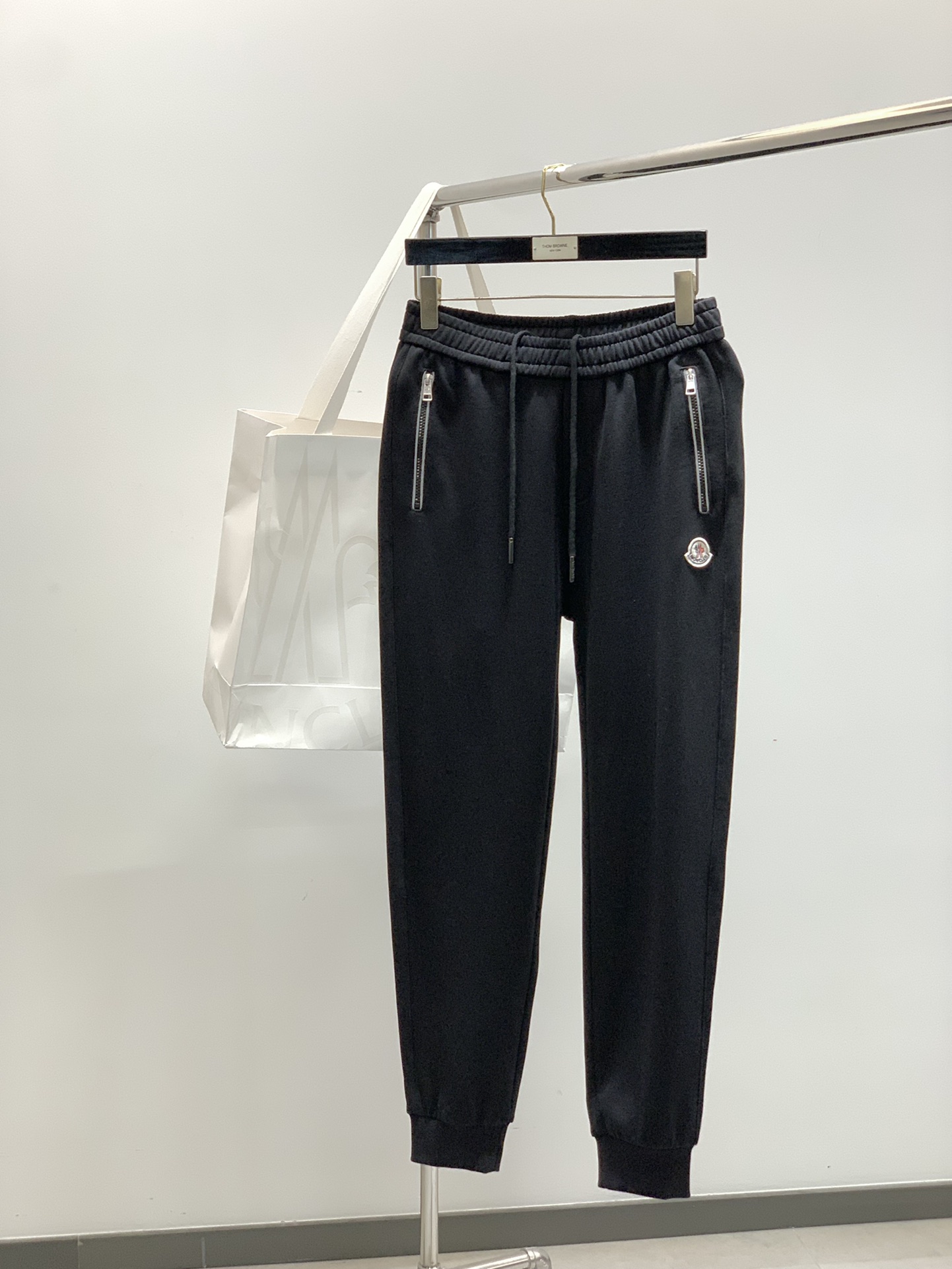 ，Moncler 蒙口，2025秋季最新品，专柜同步有售，原单狠货，时尚休闲裤，采用进口原版面料，顶级刺