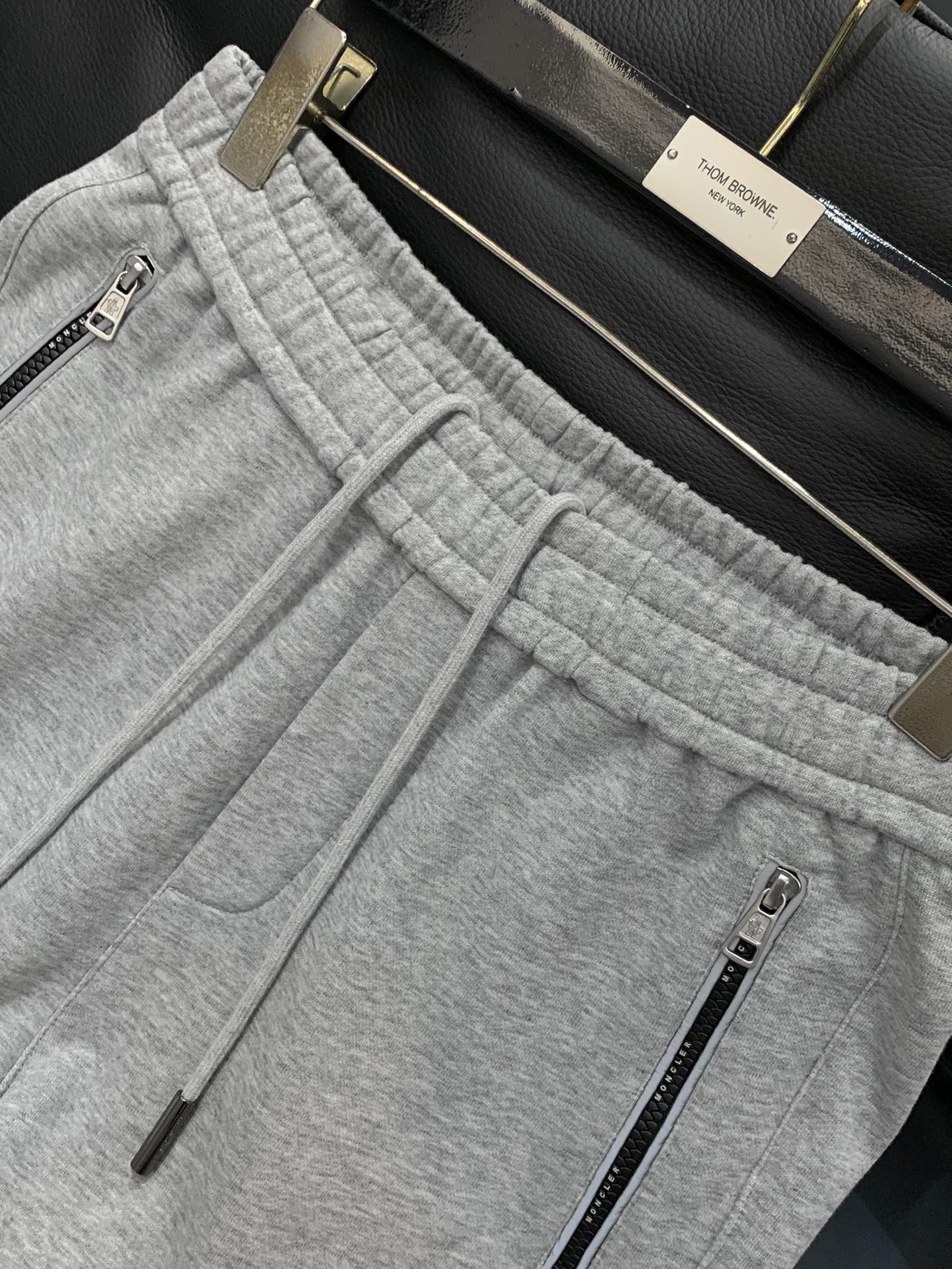 ，Moncler 蒙口，2025秋季最新品，专柜同步有售，原单狠货，时尚休闲裤，采用进口原版面料，顶级刺