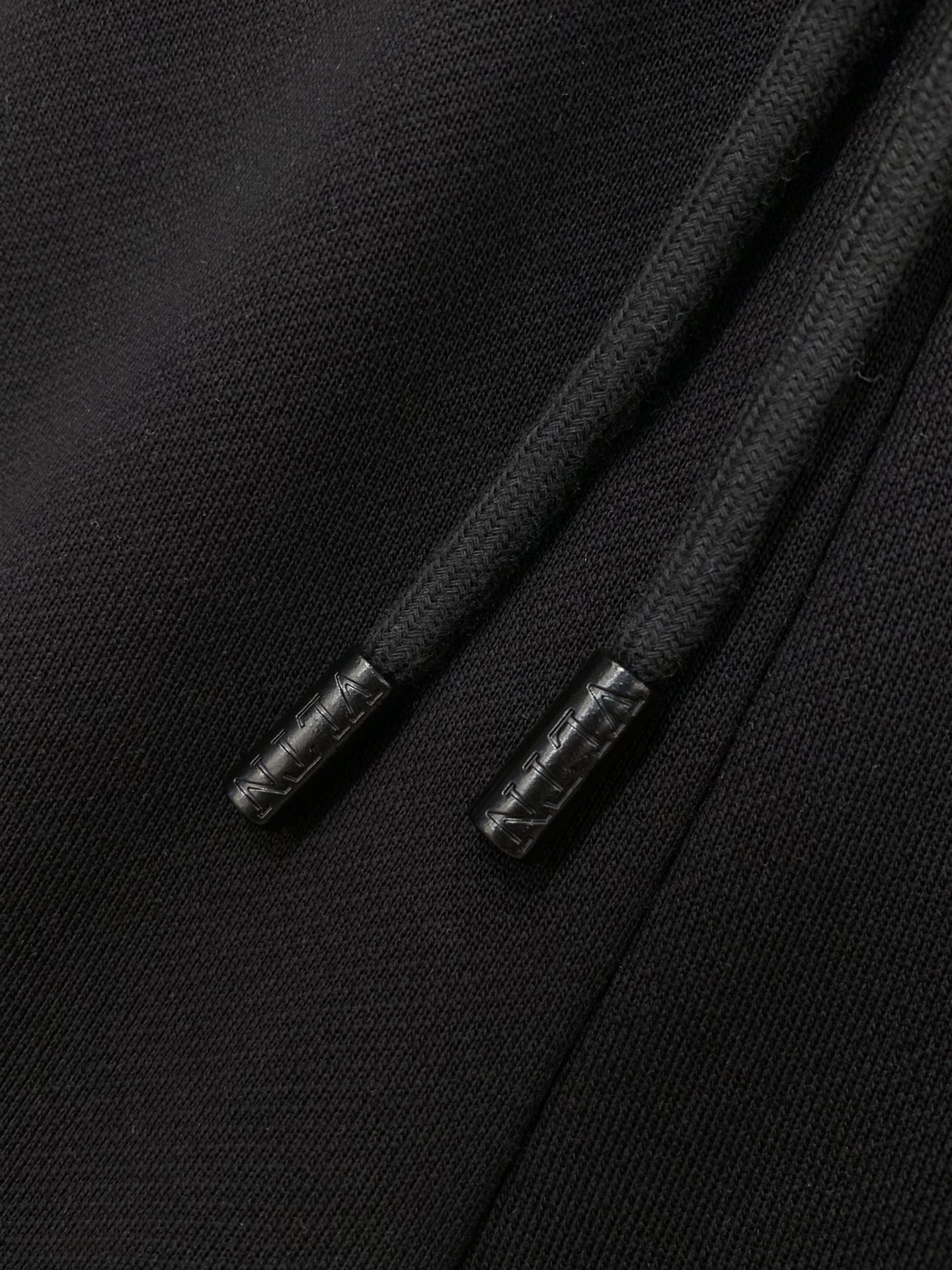 ，Valentino 华伦天奴，2025秋季新品，专柜同步有售，原单狠货，时尚休闲裤，采用进口120支欧