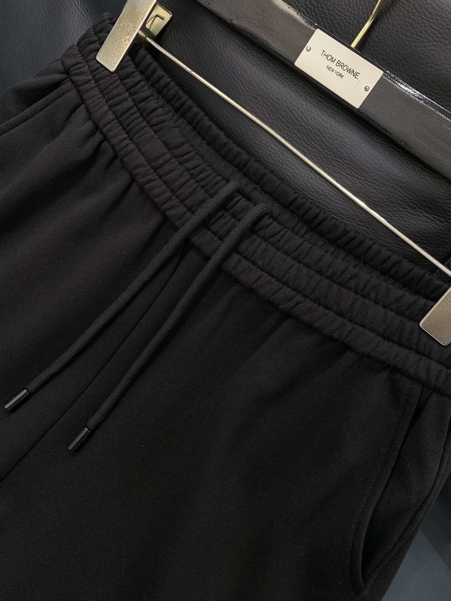 ，Valentino 华伦天奴，2025秋季新品，专柜同步有售，原单狠货，时尚休闲裤，采用进口120支欧