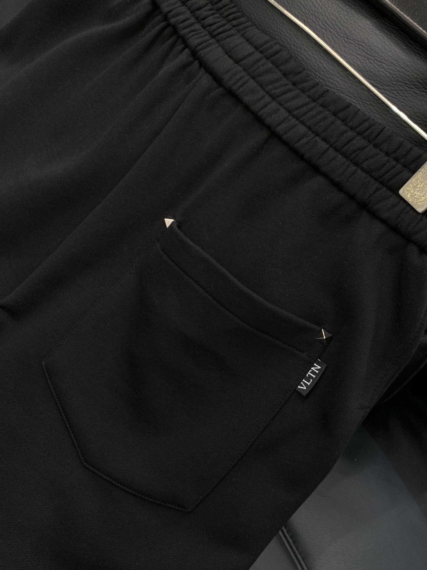 ，Valentino 华伦天奴，2025秋季新品，专柜同步有售，原单狠货，时尚休闲裤，采用进口120支欧