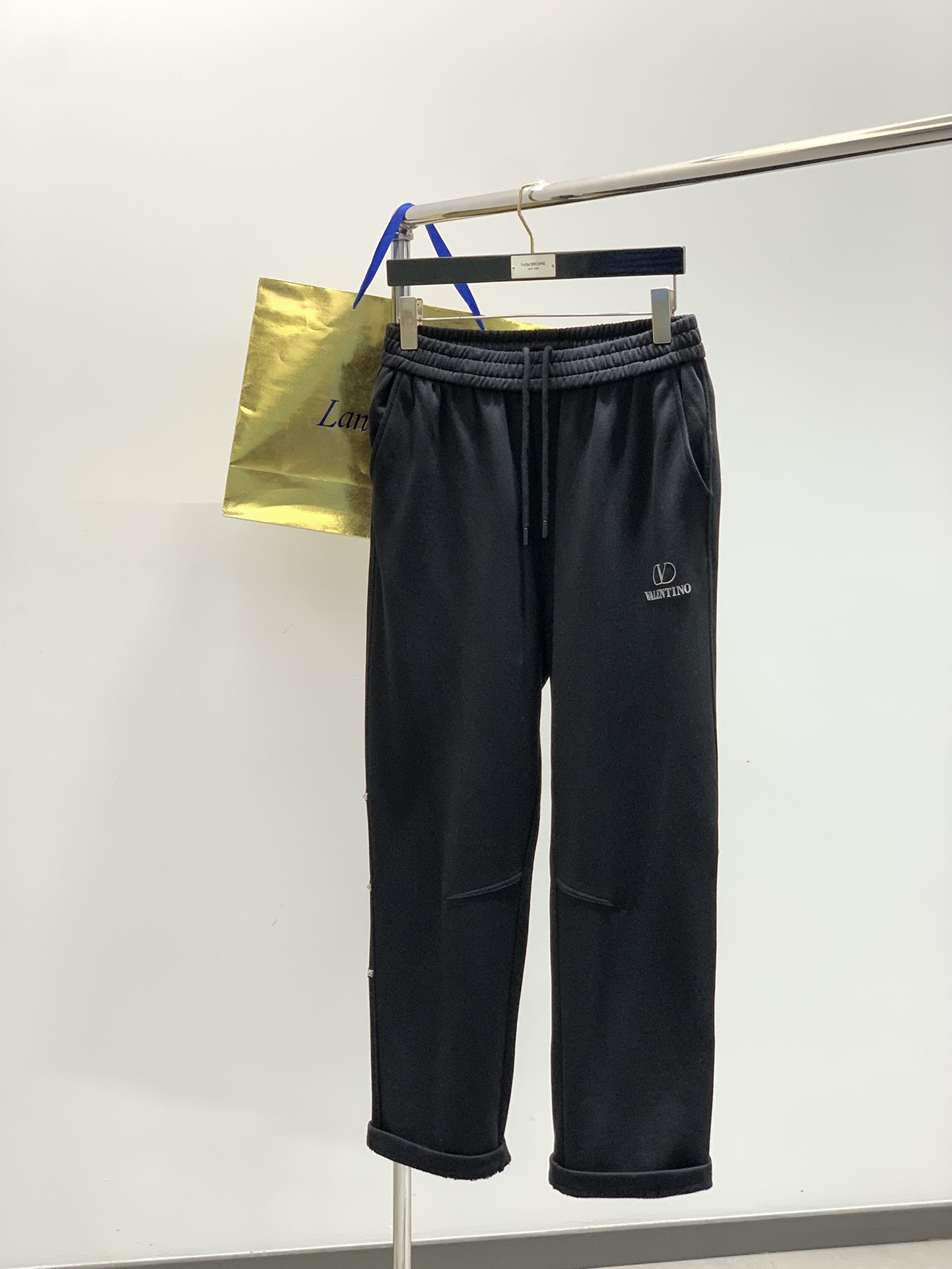 ，Valentino 华伦天奴，2025秋季新品，专柜同步有售，原单狠货，时尚休闲裤，采用进口120支欧